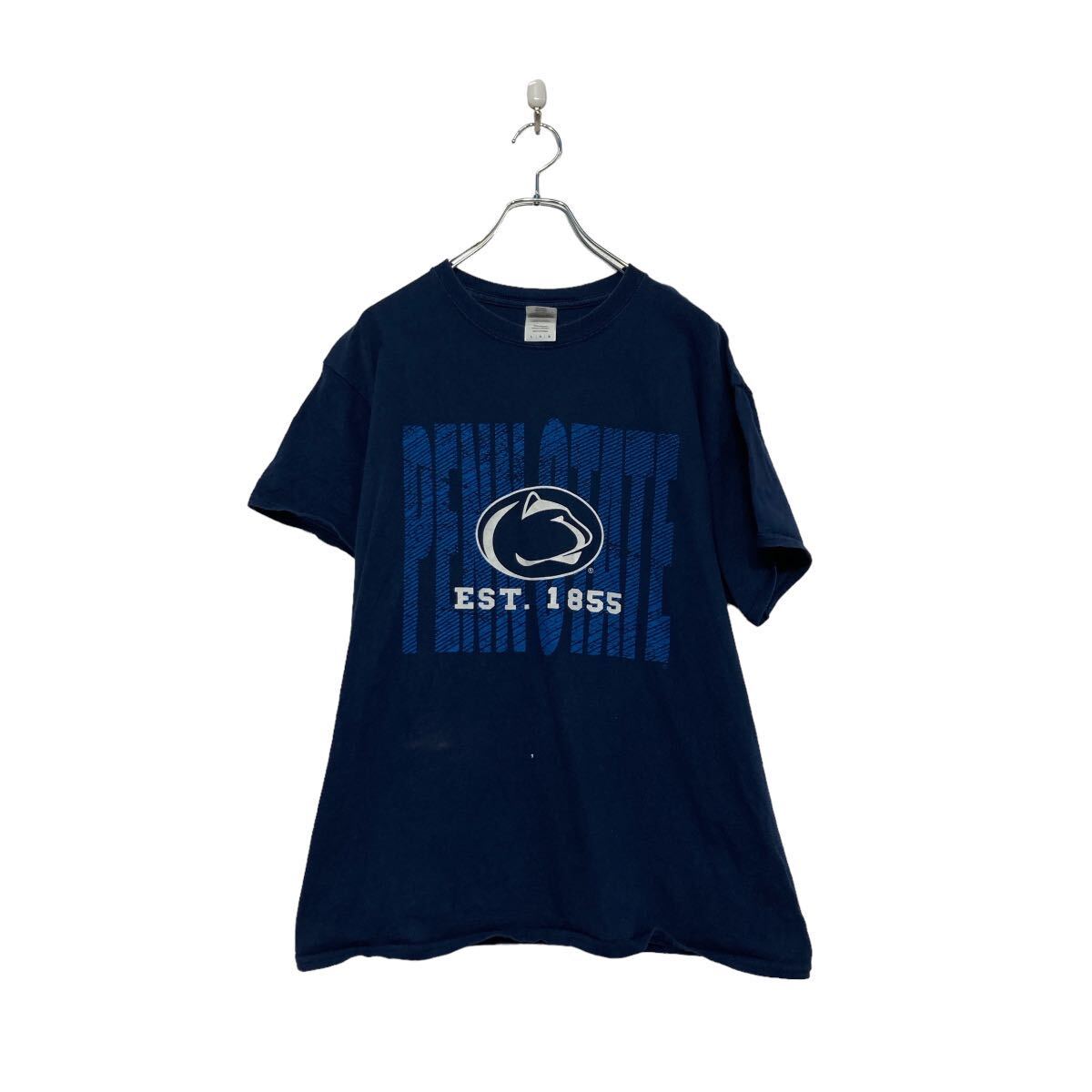 ★★複数点購入の場合は、1点分の送料で同梱発送致します。★★（合計金額が3,980円(税込)以上の場合は、送料無料となります。)商品に興味をもって頂き、誠に有難うございます。恐れ入りますが最後までお読み頂き、ご了承の上ご購入下さい。アメリカから輸入した ギルダン プリントTシャツ の販売です。【商品説明】※色やデザインは画像をご覧ください。【サイズ】（海外規格の為、基本的には大きめのサイズ感となりますが、詳細は実寸をご参照ください。)サイズ表記にてL 実寸着丈 67cm肩幅 51cm身幅 53cm袖丈 半袖cm・素人採寸の為、誤差についてはご容赦下さい。・着用感につきましては普段着用されているものとの実寸を比較して参考にされてください。【状態】状態確認 Cランク品全体的に汚れ使用感ダメージが有ります。《ランク》A-デッドストックや未使用に近い状態B-使用感はあるが綺麗な状態C-使用感があり多少の汚れがある状態D-使用感があり汚れや破れがある状態（上記ランクは弊社基準でのランク付けとなります。あくまでも参考として頂き、詳細は画像をご確認の上、ご購入ください。また、見落としによる目立たない穴、ほつれ、破れ、汚れ等のダメージ品が混入している場合もございますことをご理解の上、ご購入をお願い致します。）・全体的に使用感はありますが着用に問題はありません。・未洗濯品です。・保管上の折りジワと、ベール品によるシワはご容赦下さい。・状態に特に敏感な方のご購入はご遠慮下さい。※不明な点がありましたらお気軽に、ご質問下さい。【発送】ネコポスで発送します。※（沖縄及び一部離島へヤマト運輸で発送する場合があります）★★複数点購入の場合は、1点分の送料で同梱発送致します。★★（合計金額が3,980円(税込)以上の場合は、送料無料となります。)【ご注意】・購入後はノークレーム＆ノーリターンにて、お願い致します。（返品は一切お受けできません。）・古着、usedの特性等を充分にご理解頂ける方のご購入に限らせて頂きます。 古着にご理解の無い方、状態に特に敏感な方のご購入はご遠慮下さい。・サイズ感につきましては普段着用されているものとの実寸を比較して参考にされてください。・できるだけ現物に近い色味をお伝えできるように気を付けておりますが、撮影環境や使用するモニターによっては、商品と画像に若干の色誤差が生じますことをご了承ください。【営業について】 誠に勝手ながら、土曜、日曜、祝日、年末年始、ゴールデンウィークはお休みとさせて頂きます。また、お客様へのご対応時間は基本的には営業日の9:00〜17：00までになります。ご対応時間外や休業日にご購入いただいた商品や、ご質問など、頂いたご連絡への返信が滞る場合がございます。ご連絡、発送は休業明けより順次行っていきますのでご了承よろしくお願いいたします。★新商品、毎日大量入荷中です!!!20240711-0