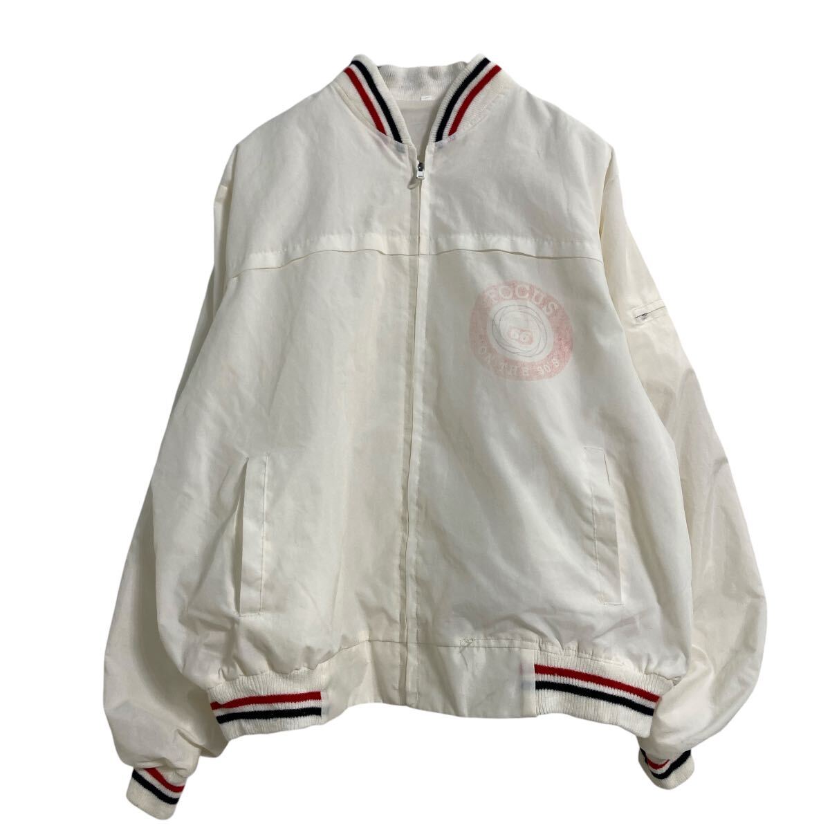 ★★複数点購入の場合は、1点分の送料で同梱発送致します。★★（合計金額が3,980円(税込)以上の場合は、送料無料となります。)商品に興味をもって頂き、誠に有難うございます。恐れ入りますが最後までお読み頂き、ご了承の上ご購入下さい。アメリカから輸入した ナイロンジャケット の販売です。【商品説明】※色やデザインは画像をご覧ください。【サイズ】（海外規格の為、基本的には大きめのサイズ感となりますが、詳細は実寸をご参照ください。)サイズ表記にて サイズ表記が無い為、実寸をご参照下さいませ。実寸着丈 64cm肩幅 48cm身幅 65cm袖丈 54cm (袖下から計測)・素人採寸の為、誤差についてはご容赦下さい。・着用感につきましては普段着用されているものとの実寸を比較して参考にされてください。【状態】状態確認 B〜C ランク品汚れがあります。《ランク》A-デッドストックや未使用に近い状態B-使用感はあるが綺麗な状態C-使用感があり多少の汚れがある状態D-使用感があり汚れや破れがある状態（上記ランクは弊社基準でのランク付けとなります。あくまでも参考として頂き、詳細は画像をご確認の上、ご購入ください。また、見落としによる目立たない穴、ほつれ、破れ、汚れ等のダメージ品が混入している場合もございますことをご理解の上、ご購入をお願い致します。）・全体的に使用感はありますが着用に問題はありません。・未洗濯品です。・保管上の折りジワと、ベール品によるシワはご容赦下さい。・状態に特に敏感な方のご購入はご遠慮下さい。※不明な点がありましたらお気軽に、ご質問下さい。【発送】佐川急便で発送します。※（沖縄及び一部離島へはヤマト運輸で発送する場合があります）★★複数点購入の場合は、1点分の送料で同梱発送致します。★★（合計金額が3,980円(税込)以上の場合は、送料無料となります。)【ご注意】・購入後はノークレーム＆ノーリターンにて、お願い致します。（返品は一切お受けできません。）・古着、usedの特性等を充分にご理解頂ける方のご購入に限らせて頂きます。 古着にご理解の無い方、状態に特に敏感な方のご購入はご遠慮下さい。・サイズ感につきましては普段着用されているものとの実寸を比較して参考にされてください。・できるだけ現物に近い色味をお伝えできるように気を付けておりますが、撮影環境や使用するモニターによっては、商品と画像に若干の色誤差が生じますことをご了承ください。【営業について】 誠に勝手ながら、土曜、日曜、祝日、年末年始、ゴールデンウィークはお休みとさせて頂きます。また、お客様へのご対応時間は基本的には営業日の9:00〜17：00までになります。ご対応時間外や休業日にご購入いただいた商品や、ご質問など、頂いたご連絡への返信が滞る場合がございます。ご連絡、発送は休業明けより順次行っていきますのでご了承よろしくお願いいたします。★新商品、毎日大量入荷中です!!!20240911-0