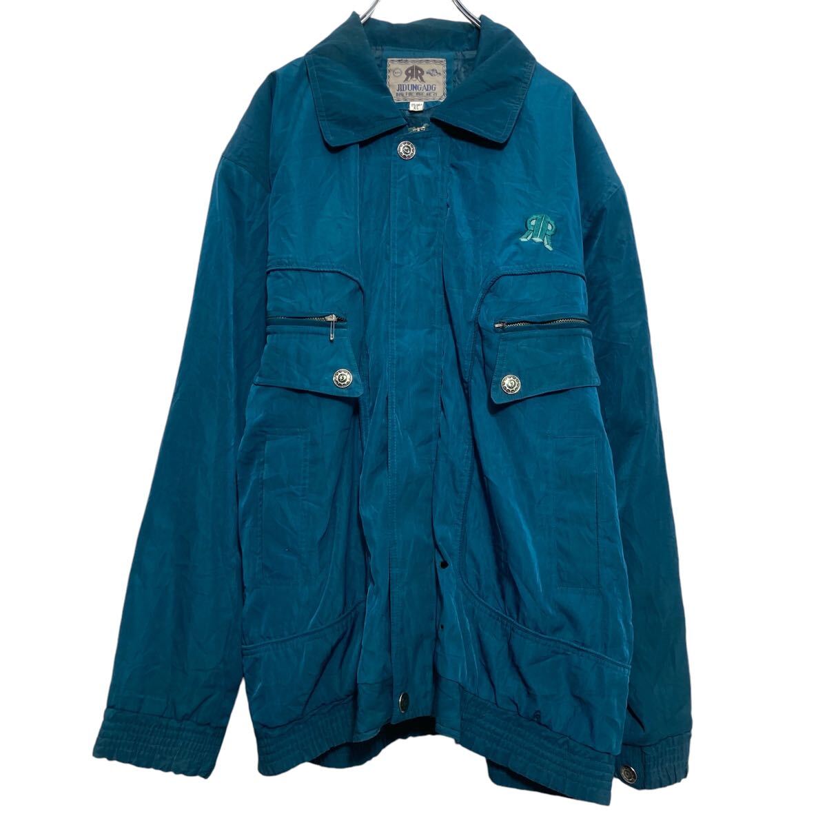 ★★複数点購入の場合は、1点分の送料で同梱発送致します。★★（合計金額が3,980円(税込)以上の場合は、送料無料となります。)商品に興味をもって頂き、誠に有難うございます。恐れ入りますが最後までお読み頂き、ご了承の上ご購入下さい。アメリカから輸入した ジャケット の販売です。【商品説明】※色やデザインは画像をご覧ください。【サイズ】（海外規格の為、基本的には大きめのサイズ感となりますが、詳細は実寸をご参照ください。)サイズ表記にてXL実寸着丈 77cm肩幅 54cm身幅 66cm袖丈 56cm(脇下から計測)・素人採寸の為、誤差についてはご容赦下さい。・着用感につきましては普段着用されているものとの実寸を比較して参考にされてください。【状態】状態確認 C ランク品ファスナーヘッド破損あります（可動確認済み）ダメージあります。使用感があります。《ランク》A-デッドストックや未使用に近い状態B-使用感はあるが綺麗な状態C-使用感があり多少の汚れがある状態D-使用感があり汚れや破れがある状態（上記ランクは弊社基準でのランク付けとなります。あくまでも参考として頂き、詳細は画像をご確認の上、ご入札ください。また、見落としによる目立たない穴、ほつれ、破れ、汚れ等のダメージ品が混入している場合もございますことをご理解の上、ご入札をお願い致します。）・全体的に使用感はありますが着用に問題はありません。・未洗濯品です。・保管上の折りジワと、ベール品によるシワはご容赦下さい。・状態に特に敏感な方のご入札はご遠慮下さい。※不明な点がありましたらお気軽に、ご質問下さい。【発送】佐川急便で発送します。※（沖縄及び一部離島へはヤマト運輸で発送する場合があります）★★複数点購入の場合は、1点分の送料で同梱発送致します。★★（合計金額が3,980円(税込)以上の場合は、送料無料となります。)【ご注意】・落札後はノークレーム＆ノーリターンにて、お願い致します。（返品は一切お受けできません。）・古着、usedの特性等を充分にご理解頂ける方のご購入に限らせて頂きます。 古着にご理解の無い方、状態に特に敏感な方のご購入はご遠慮下さい。・サイズ感につきましては普段着用されているものとの実寸を比較して参考にされてください。・できるだけ現物に近い色味をお伝えできるように気を付けておりますが、撮影環境や使用するモニターによっては、商品と画像に若干の色誤差が生じますことをご了承ください。【営業について】誠に勝手ながら、土曜、日曜、祝日、年末年始、ゴールデンウィークはお休みとさせて頂きます。また、お客様へのご対応時間は基本的には営業日の9:00〜17：00までになります。ご対応時間外や休業日にご落札いただいた商品や、ご質問など、頂いたご連絡への返信が滞る場合がございます。ご連絡、発送は休業明けより順次行っていきますのでご了承よろしくお願いいたします。★新商品、毎日大量入荷中です!!!20241009-0