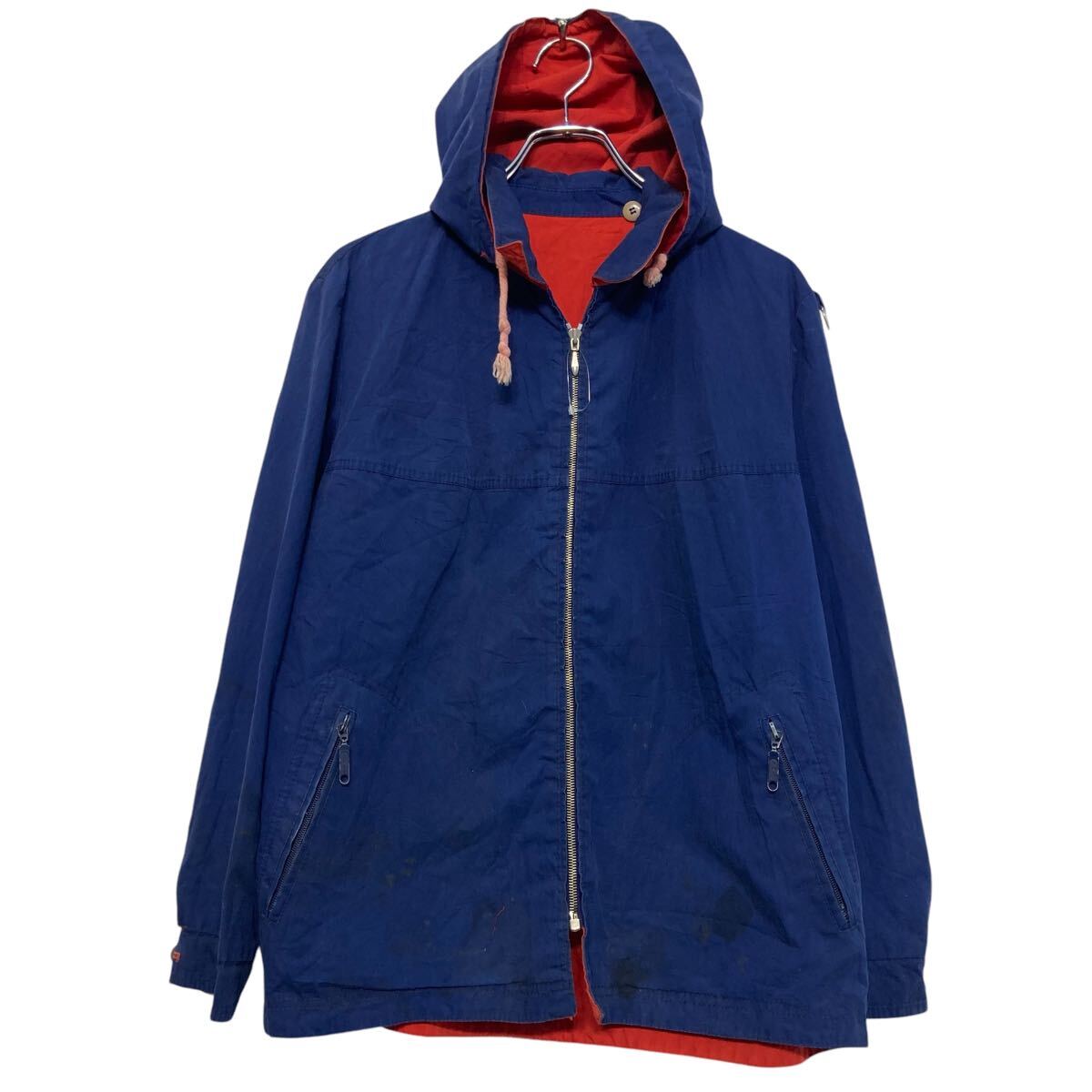 ★★複数点購入の場合は、1点分の送料で同梱発送致します。★★（合計金額が3,980円(税込)以上の場合は、送料無料となります。)商品に興味をもって頂き、誠に有難うございます。恐れ入りますが最後までお読み頂き、ご了承の上ご購入下さい。アメリカから輸入した ジャケット の販売です。【商品説明】※色やデザインは画像をご覧ください。【サイズ】（海外規格の為、基本的には大きめのサイズ感となりますが、詳細は実寸をご参照ください。)サイズ表記にてサイズ表記が無い為、実寸をご参照下さいませ。実寸着丈 69cm肩幅 46cm身幅 58cm袖丈 44cm(脇下から計測)・素人採寸の為、誤差についてはご容赦下さい。・着用感につきましては普段着用されているものとの実寸を比較して参考にされてください。【状態】状態確認 C ランク品前身頃、両袖に汚れが有ります。《ランク》A-デッドストックや未使用に近い状態B-使用感はあるが綺麗な状態C-使用感があり多少の汚れがある状態D-使用感があり汚れや破れがある状態（上記ランクは弊社基準でのランク付けとなります。あくまでも参考として頂き、詳細は画像をご確認の上、ご入札ください。また、見落としによる目立たない穴、ほつれ、破れ、汚れ等のダメージ品が混入している場合もございますことをご理解の上、ご入札をお願い致します。）・全体的に使用感はありますが着用に問題はありません。・未洗濯品です。・保管上の折りジワと、ベール品によるシワはご容赦下さい。・状態に特に敏感な方のご入札はご遠慮下さい。※不明な点がありましたらお気軽に、ご質問下さい。【発送】佐川急便で発送します。※（沖縄及び一部離島へはヤマト運輸で発送する場合があります）★★複数点購入の場合は、1点分の送料で同梱発送致します。★★（合計金額が3,980円(税込)以上の場合は、送料無料となります。)【ご注意】・落札後はノークレーム＆ノーリターンにて、お願い致します。（返品は一切お受けできません。）・古着、usedの特性等を充分にご理解頂ける方のご購入に限らせて頂きます。 古着にご理解の無い方、状態に特に敏感な方のご購入はご遠慮下さい。・サイズ感につきましては普段着用されているものとの実寸を比較して参考にされてください。・できるだけ現物に近い色味をお伝えできるように気を付けておりますが、撮影環境や使用するモニターによっては、商品と画像に若干の色誤差が生じますことをご了承ください。【営業について】誠に勝手ながら、土曜、日曜、祝日、年末年始、ゴールデンウィークはお休みとさせて頂きます。また、お客様へのご対応時間は基本的には営業日の9:00〜17：00までになります。ご対応時間外や休業日にご落札いただいた商品や、ご質問など、頂いたご連絡への返信が滞る場合がございます。ご連絡、発送は休業明けより順次行っていきますのでご了承よろしくお願いいたします。★新商品、毎日大量入荷中です!!!20241105-0