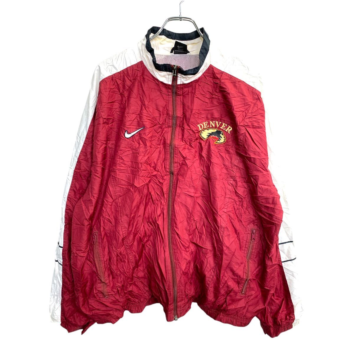 ★★複数点購入の場合は、1点分の送料で同梱発送致します。★★（合計金額が3,980円(税込)以上の場合は、送料無料となります。)商品に興味をもって頂き、誠に有難うございます。恐れ入りますが最後までお読み頂き、ご了承の上ご購入下さい。アメリカから輸入した ナイキ ナイロンジャケット の販売です。【商品説明】※色やデザインは画像をご覧ください。【サイズ】（海外規格の為、基本的には大きめのサイズ感となりますが、詳細は実寸をご参照ください。)サイズ表記にてL実寸着丈 68cm肩幅 57cm身幅 67cm袖丈 54cm(脇下から計測)・素人採寸の為、誤差についてはご容赦下さい。・着用感につきましては普段着用されているものとの実寸を比較して参考にされてください。【状態】状態確認 C ランク品ヨゴレがあります。《ランク》A-デッドストックや未使用に近い状態B-使用感はあるが綺麗な状態C-使用感があり多少の汚れがある状態D-使用感があり汚れや破れがある状態（上記ランクは弊社基準でのランク付けとなります。あくまでも参考として頂き、詳細は画像をご確認の上、ご入札ください。また、見落としによる目立たない穴、ほつれ、破れ、汚れ等のダメージ品が混入している場合もございますことをご理解の上、ご入札をお願い致します。）・全体的に使用感はありますが着用に問題はありません。・未洗濯品です。・保管上の折りジワと、ベール品によるシワはご容赦下さい。・状態に特に敏感な方のご入札はご遠慮下さい。※不明な点がありましたらお気軽に、ご質問下さい。【発送】佐川急便で発送します。※（沖縄及び一部離島へはヤマト運輸で発送する場合があります）★★複数点購入の場合は、1点分の送料で同梱発送致します。★★（合計金額が3,980円(税込)以上の場合は、送料無料となります。)【ご注意】・落札後はノークレーム＆ノーリターンにて、お願い致します。（返品は一切お受けできません。）・古着、usedの特性等を充分にご理解頂ける方のご購入に限らせて頂きます。 古着にご理解の無い方、状態に特に敏感な方のご購入はご遠慮下さい。・サイズ感につきましては普段着用されているものとの実寸を比較して参考にされてください。・できるだけ現物に近い色味をお伝えできるように気を付けておりますが、撮影環境や使用するモニターによっては、商品と画像に若干の色誤差が生じますことをご了承ください。【営業について】誠に勝手ながら、土曜、日曜、祝日、年末年始、ゴールデンウィークはお休みとさせて頂きます。また、お客様へのご対応時間は基本的には営業日の9:00〜17：00までになります。ご対応時間外や休業日にご落札いただいた商品や、ご質問など、頂いたご連絡への返信が滞る場合がございます。ご連絡、発送は休業明けより順次行っていきますのでご了承よろしくお願いいたします。★新商品、毎日大量入荷中です!!!20241202-0