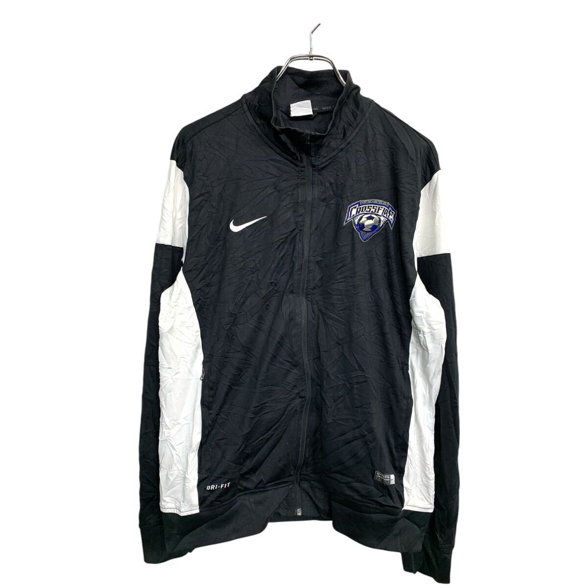 ★★複数点購入の場合は、1点分の送料で同梱発送致します。★★（合計金額が3,980円(税込)以上の場合は、送料無料となります。)商品に興味をもって頂き、誠に有難うございます。恐れ入りますが最後までお読み頂き、ご了承の上ご購入下さい。アメリカから輸入した ナイキ ジャージ の販売です。【商品説明】※色やデザインは画像をご覧ください。【サイズ】（海外規格の為、基本的には大きめのサイズ感となりますが、詳細は実寸をご参照ください。)サイズ表記にてL実寸着丈 70cm肩幅 49cm身幅 57cm袖丈 53cm(脇下から計測)・素人採寸の為、誤差についてはご容赦下さい。・着用感につきましては普段着用されているものとの実寸を比較して参考にされてください。【状態】状態確認 C ランク品ヨゴレがあります。《ランク》A-デッドストックや未使用に近い状態B-使用感はあるが綺麗な状態C-使用感があり多少の汚れがある状態D-使用感があり汚れや破れがある状態（上記ランクは弊社基準でのランク付けとなります。あくまでも参考として頂き、詳細は画像をご確認の上、ご入札ください。また、見落としによる目立たない穴、ほつれ、破れ、汚れ等のダメージ品が混入している場合もございますことをご理解の上、ご入札をお願い致します。）・全体的に使用感はありますが着用に問題はありません。・未洗濯品です。・保管上の折りジワと、ベール品によるシワはご容赦下さい。・状態に特に敏感な方のご入札はご遠慮下さい。※不明な点がありましたらお気軽に、ご質問下さい。【発送】佐川急便で発送します。※（沖縄及び一部離島へはヤマト運輸で発送する場合があります）★★複数点購入の場合は、1点分の送料で同梱発送致します。★★（合計金額が3,980円(税込)以上の場合は、送料無料となります。)【ご注意】・落札後はノークレーム＆ノーリターンにて、お願い致します。（返品は一切お受けできません。）・古着、usedの特性等を充分にご理解頂ける方のご購入に限らせて頂きます。 古着にご理解の無い方、状態に特に敏感な方のご購入はご遠慮下さい。・サイズ感につきましては普段着用されているものとの実寸を比較して参考にされてください。・できるだけ現物に近い色味をお伝えできるように気を付けておりますが、撮影環境や使用するモニターによっては、商品と画像に若干の色誤差が生じますことをご了承ください。【営業について】誠に勝手ながら、土曜、日曜、祝日、年末年始、ゴールデンウィークはお休みとさせて頂きます。また、お客様へのご対応時間は基本的には営業日の9:00〜17：00までになります。ご対応時間外や休業日にご落札いただいた商品や、ご質問など、頂いたご連絡への返信が滞る場合がございます。ご連絡、発送は休業明けより順次行っていきますのでご了承よろしくお願いいたします。★新商品、毎日大量入荷中です!!!20241202-0