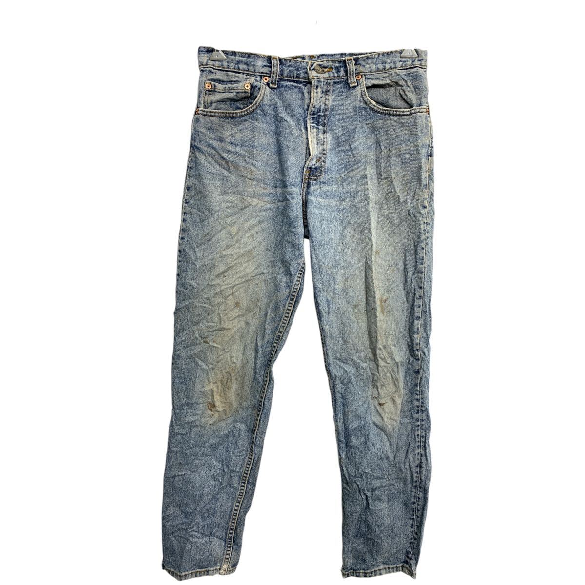 ★★複数点購入の場合は、1点分の送料で同梱発送致します。★★（合計金額が3,980円(税込)以上の場合は、送料無料となります。)商品に興味をもって頂き、誠に有難うございます。恐れ入りますが最後までお読み頂き、ご了承の上ご購入下さい。アメリカから輸入した リーバイス デニムパンツ の販売です。【商品説明】※色やデザインは画像をご覧ください。【サイズ】（海外規格の為、基本的には大きめのサイズ感となりますが、詳細は実寸をご参照ください。)サイズ表記にてW33 L32実寸ウエスト 84cm股下 79cm・素人採寸の為、誤差についてはご容赦下さい。・着用感につきましては普段着用されているものとの実寸を比較して参考にされてください。【状態】状態確認 C ランク品ヨゴレがあります。スレがあります。《ランク》A-デッドストックや未使用に近い状態B-使用感はあるが綺麗な状態C-使用感があり多少の汚れがある状態D-使用感があり汚れや破れがある状態（上記ランクは弊社基準でのランク付けとなります。あくまでも参考として頂き、詳細は画像をご確認の上、ご入札ください。また、見落としによる目立たない穴、ほつれ、破れ、汚れ等のダメージ品が混入している場合もございますことをご理解の上、ご入札をお願い致します。）・全体的に使用感はありますが着用に問題はありません。・未洗濯品です。・保管上の折りジワと、ベール品によるシワはご容赦下さい。・状態に特に敏感な方のご入札はご遠慮下さい。※不明な点がありましたらお気軽に、ご質問下さい。【発送】佐川急便で発送します。※（沖縄及び一部離島へはヤマト運輸で発送する場合があります）★★複数点購入の場合は、1点分の送料で同梱発送致します。★★（合計金額が3,980円(税込)以上の場合は、送料無料となります。)【ご注意】・落札後はノークレーム＆ノーリターンにて、お願い致します。（返品は一切お受けできません。）・古着、usedの特性等を充分にご理解頂ける方のご購入に限らせて頂きます。 古着にご理解の無い方、状態に特に敏感な方のご購入はご遠慮下さい。・サイズ感につきましては普段着用されているものとの実寸を比較して参考にされてください。・できるだけ現物に近い色味をお伝えできるように気を付けておりますが、撮影環境や使用するモニターによっては、商品と画像に若干の色誤差が生じますことをご了承ください。【営業について】誠に勝手ながら、土曜、日曜、祝日、年末年始、ゴールデンウィークはお休みとさせて頂きます。また、お客様へのご対応時間は基本的には営業日の9:00〜17：00までになります。ご対応時間外や休業日にご落札いただいた商品や、ご質問など、頂いたご連絡への返信が滞る場合がございます。ご連絡、発送は休業明けより順次行っていきますのでご了承よろしくお願いいたします。★新商品、毎日大量入荷中です!!!20241219-0