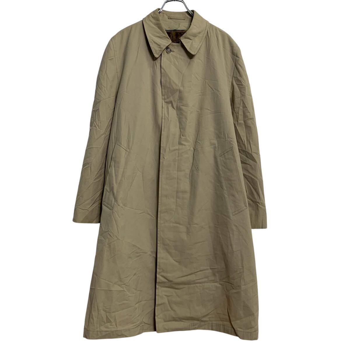 ★★複数点購入の場合は、1点分の送料で同梱発送致します。★★（合計金額が3,980円(税込)以上の場合は、送料無料となります。)商品に興味をもって頂き、誠に有難うございます。恐れ入りますが最後までお読み頂き、ご了承の上ご購入下さい。アメリカから輸入した ロンドンフォグ トレンチコート の販売です。【商品説明】※色やデザインは画像をご覧ください。【サイズ】（海外規格の為、基本的には大きめのサイズ感となりますが、詳細は実寸をご参照ください。)サイズ表記にて40 M程実寸着丈 105cm肩幅 ラグランcm身幅 60cm袖丈 45cm(脇下から計測)・素人採寸の為、誤差についてはご容赦下さい。・着用感につきましては普段着用されているものとの実寸を比較して参考にされてください。【状態】状態確認 B〜C ランク品前身頃、左袖に汚れが有ります。《ランク》A-デッドストックや未使用に近い状態B-使用感はあるが綺麗な状態C-使用感があり多少の汚れがある状態D-使用感があり汚れや破れがある状態（上記ランクは弊社基準でのランク付けとなります。あくまでも参考として頂き、詳細は画像をご確認の上、ご入札ください。また、見落としによる目立たない穴、ほつれ、破れ、汚れ等のダメージ品が混入している場合もございますことをご理解の上、ご入札をお願い致します。）・全体的に使用感はありますが着用に問題はありません。・未洗濯品です。・保管上の折りジワと、ベール品によるシワはご容赦下さい。・状態に特に敏感な方のご入札はご遠慮下さい。※不明な点がありましたらお気軽に、ご質問下さい。【発送】佐川急便で発送します。※（沖縄及び一部離島へはヤマト運輸で発送する場合があります）★★複数点購入の場合は、1点分の送料で同梱発送致します。★★（合計金額が3,980円(税込)以上の場合は、送料無料となります。)【ご注意】・落札後はノークレーム＆ノーリターンにて、お願い致します。（返品は一切お受けできません。）・古着、usedの特性等を充分にご理解頂ける方のご購入に限らせて頂きます。 古着にご理解の無い方、状態に特に敏感な方のご購入はご遠慮下さい。・サイズ感につきましては普段着用されているものとの実寸を比較して参考にされてください。・できるだけ現物に近い色味をお伝えできるように気を付けておりますが、撮影環境や使用するモニターによっては、商品と画像に若干の色誤差が生じますことをご了承ください。【営業について】誠に勝手ながら、土曜、日曜、祝日、年末年始、ゴールデンウィークはお休みとさせて頂きます。また、お客様へのご対応時間は基本的には営業日の9:00〜17：00までになります。ご対応時間外や休業日にご落札いただいた商品や、ご質問など、頂いたご連絡への返信が滞る場合がございます。ご連絡、発送は休業明けより順次行っていきますのでご了承よろしくお願いいたします。★新商品、毎日大量入荷中です!!!20241225-0