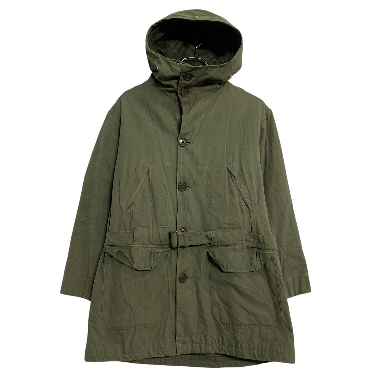 ★★複数点購入の場合は、1点分の送料で同梱発送致します。★★（合計金額が3,980円(税込)以上の場合は、送料無料となります。)商品に興味をもって頂き、誠に有難うございます。恐れ入りますが最後までお読み頂き、ご了承の上ご購入下さい。アメリカから輸入した コート の販売です。【商品説明】※色やデザインは画像をご覧ください。【サイズ】（海外規格の為、基本的には大きめのサイズ感となりますが、詳細は実寸をご参照ください。)サイズ表記にて16 M〜実寸着丈 77cm肩幅 47cm身幅 54cm袖丈 43cm・素人採寸の為、誤差についてはご容赦下さい。・着用感につきましては普段着用されているものとの実寸を比較して参考にされてください。【状態】状態確認 C ランク品前身頃、後身頃に汚れ、フロントジップに破損が有ります。《ランク》A-デッドストックや未使用に近い状態B-使用感はあるが綺麗な状態C-使用感があり多少の汚れがある状態D-使用感があり汚れや破れがある状態（上記ランクは弊社基準でのランク付けとなります。あくまでも参考として頂き、詳細は画像をご確認の上、ご入札ください。また、見落としによる目立たない穴、ほつれ、破れ、汚れ等のダメージ品が混入している場合もございますことをご理解の上、ご入札をお願い致します。）・全体的に使用感はありますが着用に問題はありません。・未洗濯品です。・保管上の折りジワと、ベール品によるシワはご容赦下さい。・状態に特に敏感な方のご入札はご遠慮下さい。※不明な点がありましたらお気軽に、ご質問下さい。【発送】佐川急便で発送します。※（沖縄及び一部離島へはヤマト運輸で発送する場合があります）★★複数点購入の場合は、1点分の送料で同梱発送致します。★★（合計金額が3,980円(税込)以上の場合は、送料無料となります。)【ご注意】・落札後はノークレーム＆ノーリターンにて、お願い致します。（返品は一切お受けできません。）・古着、usedの特性等を充分にご理解頂ける方のご購入に限らせて頂きます。 古着にご理解の無い方、状態に特に敏感な方のご購入はご遠慮下さい。・サイズ感につきましては普段着用されているものとの実寸を比較して参考にされてください。・できるだけ現物に近い色味をお伝えできるように気を付けておりますが、撮影環境や使用するモニターによっては、商品と画像に若干の色誤差が生じますことをご了承ください。【営業について】誠に勝手ながら、土曜、日曜、祝日、年末年始、ゴールデンウィークはお休みとさせて頂きます。また、お客様へのご対応時間は基本的には営業日の9:00〜17：00までになります。ご対応時間外や休業日にご落札いただいた商品や、ご質問など、頂いたご連絡への返信が滞る場合がございます。ご連絡、発送は休業明けより順次行っていきますのでご了承よろしくお願いいたします。★新商品、毎日大量入荷中です!!!20250207-0