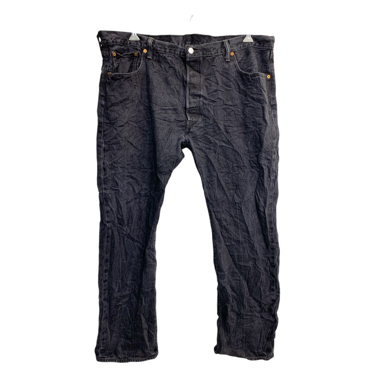 ★★複数点購入の場合は、1点分の送料で同梱発送致します。★★（合計金額が3,980円(税込)以上の場合は、送料無料となります。)商品に興味をもって頂き、誠に有難うございます。恐れ入りますが最後までお読み頂き、ご了承の上ご購入下さい。アメリカから輸入した リーバイス 501 の販売です。【商品説明】※色やデザインは画像をご覧ください。【サイズ】（海外規格の為、基本的には大きめのサイズ感となりますが、詳細は実寸をご参照ください。)サイズ表記にてW42 L32実寸ウエスト 108cm股下 80cm・素人採寸の為、誤差についてはご容赦下さい。・着用感につきましては普段着用されているものとの実寸を比較して参考にされてください。【状態】状態確認 C ランク品ヨゴレがあります。《ランク》A-デッドストックや未使用に近い状態B-使用感はあるが綺麗な状態C-使用感があり多少の汚れがある状態D-使用感があり汚れや破れがある状態（上記ランクは弊社基準でのランク付けとなります。あくまでも参考として頂き、詳細は画像をご確認の上、ご入札ください。また、見落としによる目立たない穴、ほつれ、破れ、汚れ等のダメージ品が混入している場合もございますことをご理解の上、ご入札をお願い致します。）・全体的に使用感はありますが着用に問題はありません。・未洗濯品です。・保管上の折りジワと、ベール品によるシワはご容赦下さい。・状態に特に敏感な方のご入札はご遠慮下さい。※不明な点がありましたらお気軽に、ご質問下さい。【発送】佐川急便で発送します。※（沖縄及び一部離島へはヤマト運輸で発送する場合があります）★★複数点購入の場合は、1点分の送料で同梱発送致します。★★（合計金額が3,980円(税込)以上の場合は、送料無料となります。)【ご注意】・落札後はノークレーム＆ノーリターンにて、お願い致します。（返品は一切お受けできません。）・古着、usedの特性等を充分にご理解頂ける方のご購入に限らせて頂きます。 古着にご理解の無い方、状態に特に敏感な方のご購入はご遠慮下さい。・サイズ感につきましては普段着用されているものとの実寸を比較して参考にされてください。・できるだけ現物に近い色味をお伝えできるように気を付けておりますが、撮影環境や使用するモニターによっては、商品と画像に若干の色誤差が生じますことをご了承ください。【営業について】誠に勝手ながら、土曜、日曜、祝日、年末年始、ゴールデンウィークはお休みとさせて頂きます。また、お客様へのご対応時間は基本的には営業日の9:00〜17：00までになります。ご対応時間外や休業日にご落札いただいた商品や、ご質問など、頂いたご連絡への返信が滞る場合がございます。ご連絡、発送は休業明けより順次行っていきますのでご了承よろしくお願いいたします。★新商品、毎日大量入荷中です!!!20250218-0