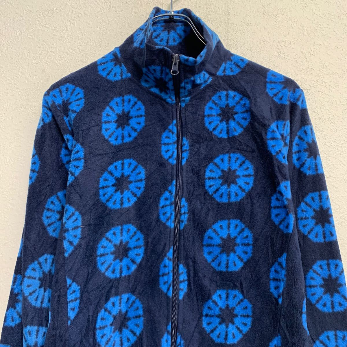 古着屋DENの【中古】【古着】 フリースジャケット M ブルー ネイビー ジップアップ 総柄 モックネック アウトドア アウター 古着卸 アメリカ仕入 a702-7264｜アングル2