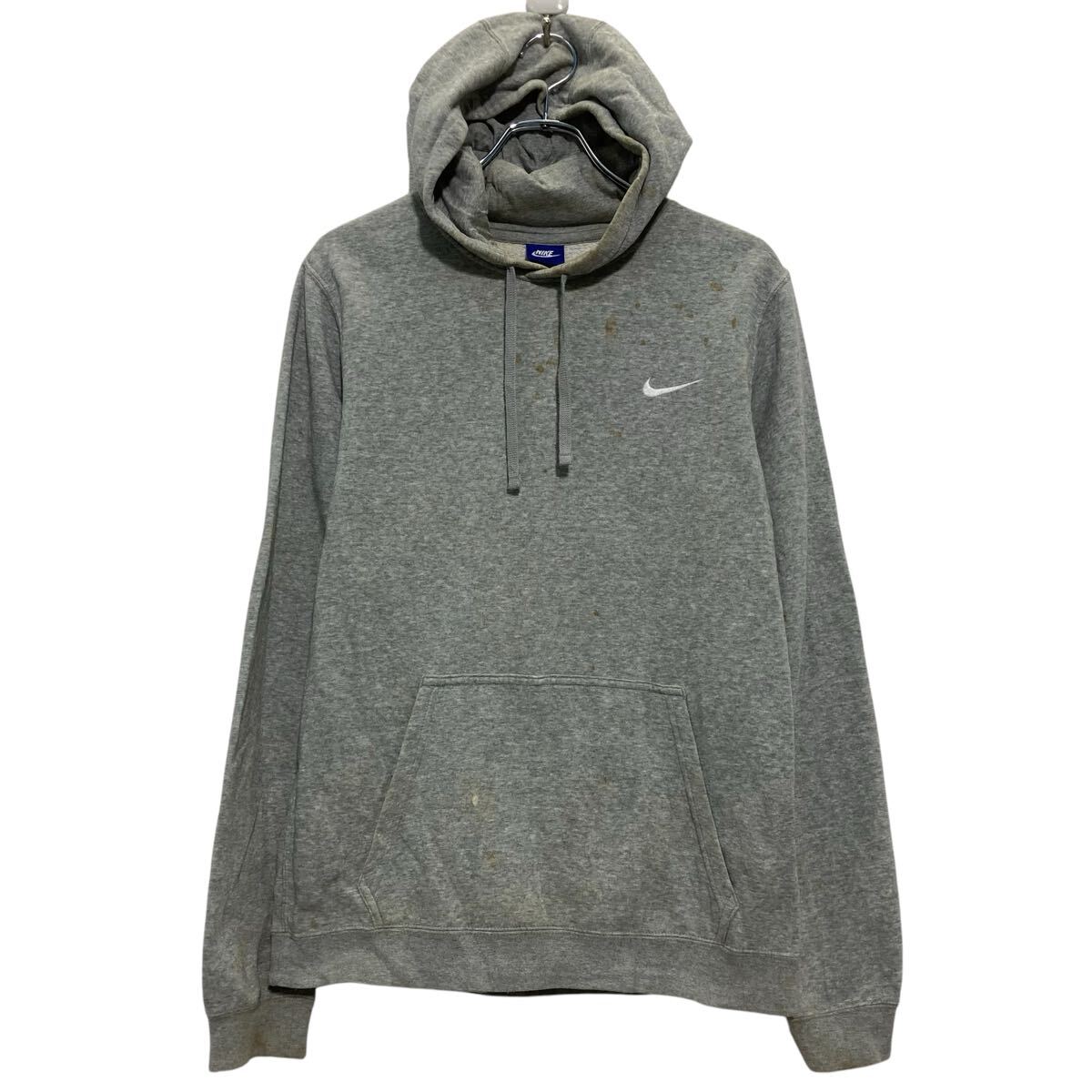 ★★複数点購入の場合は、1点分の送料で同梱発送致します。★★（合計金額が3,980円(税込)以上の場合は、送料無料となります。)商品に興味をもって頂き、誠に有難うございます。恐れ入りますが最後までお読み頂き、ご了承の上ご購入下さい。アメリカから輸入した ナイキ ロゴスウェット の販売です。【商品説明】※色やデザインは画像をご覧ください。【サイズ】（海外規格の為、基本的には大きめのサイズ感となりますが、詳細は実寸をご参照ください。)サイズ表記にてS実寸着丈 67cm肩幅 45cm身幅 50cm袖丈 57cm(脇下から計測)・素人採寸の為、誤差についてはご容赦下さい。・着用感につきましては普段着用されているものとの実寸を比較して参考にされてください。【状態】状態確認 D ランク品全体的に汚れがあります《ランク》A-デッドストックや未使用に近い状態B-使用感はあるが綺麗な状態C-使用感があり多少の汚れがある状態D-使用感があり汚れや破れがある状態（上記ランクは弊社基準でのランク付けとなります。あくまでも参考として頂き、詳細は画像をご確認の上、ご入札ください。また、見落としによる目立たない穴、ほつれ、破れ、汚れ等のダメージ品が混入している場合もございますことをご理解の上、ご入札をお願い致します。）・全体的に使用感はありますが着用に問題はありません。・未洗濯品です。・保管上の折りジワと、ベール品によるシワはご容赦下さい。・状態に特に敏感な方のご入札はご遠慮下さい。※不明な点がありましたらお気軽に、ご質問下さい。【発送】佐川急便で発送します。※（沖縄及び一部離島へはヤマト運輸で発送する場合があります）★★複数点購入の場合は、1点分の送料で同梱発送致します。★★（合計金額が3,980円(税込)以上の場合は、送料無料となります。)【ご注意】・落札後はノークレーム＆ノーリターンにて、お願い致します。（返品は一切お受けできません。）・古着、usedの特性等を充分にご理解頂ける方のご購入に限らせて頂きます。 古着にご理解の無い方、状態に特に敏感な方のご購入はご遠慮下さい。・サイズ感につきましては普段着用されているものとの実寸を比較して参考にされてください。・できるだけ現物に近い色味をお伝えできるように気を付けておりますが、撮影環境や使用するモニターによっては、商品と画像に若干の色誤差が生じますことをご了承ください。【営業について】誠に勝手ながら、土曜、日曜、祝日、年末年始、ゴールデンウィークはお休みとさせて頂きます。また、お客様へのご対応時間は基本的には営業日の9:00〜17：00までになります。ご対応時間外や休業日にご落札いただいた商品や、ご質問など、頂いたご連絡への返信が滞る場合がございます。ご連絡、発送は休業明けより順次行っていきますのでご了承よろしくお願いいたします。★新商品、毎日大量入荷中です!!!20250310-0