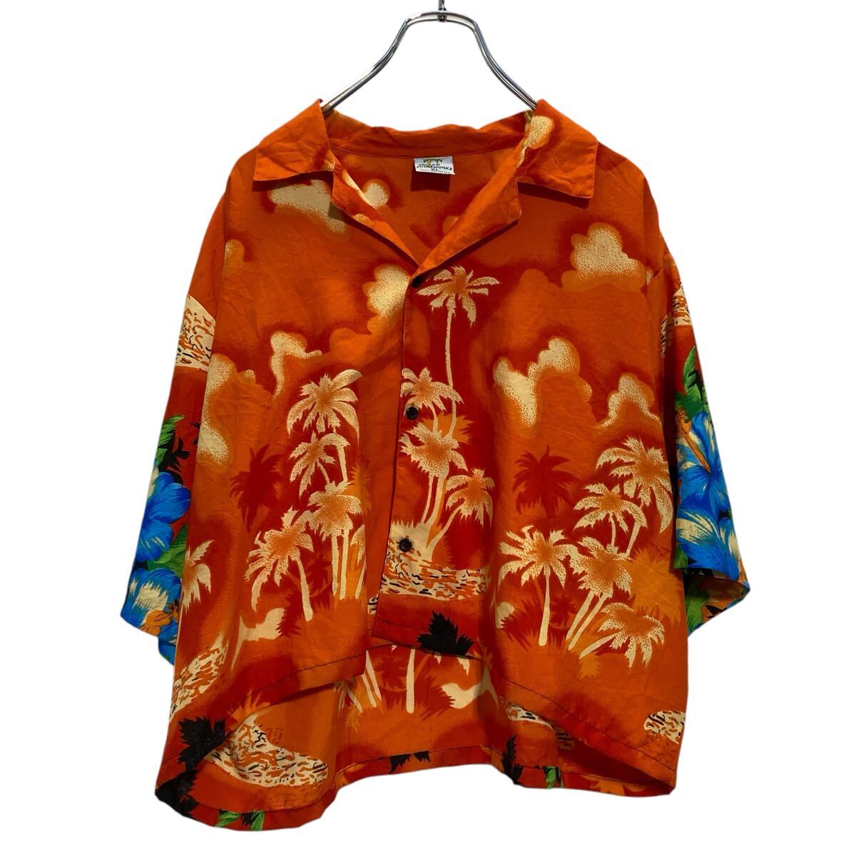 ★★複数点購入の場合は、1点分の送料で同梱発送致します。★★（合計金額が3,980円(税込)以上の場合は、送料無料となります。)商品に興味をもって頂き、誠に有難うございます。恐れ入りますが最後までお読み頂き、ご了承の上ご購入下さい。アメリカから輸入した アロハシャツ の販売です。【商品説明】※色やデザインは画像をご覧ください。【サイズ】（海外規格の為、基本的には大きめのサイズ感となりますが、詳細は実寸をご参照ください。)サイズ表記にてXL実寸着丈 53cm肩幅 50cm身幅 64cm袖丈 半袖cm(脇下から計測)・素人採寸の為、誤差についてはご容赦下さい。・着用感につきましては普段着用されているものとの実寸を比較して参考にされてください。【状態】状態確認 B ランク品特に目立つ汚れやダメージは見受けられません。《ランク》A-デッドストックや未使用に近い状態B-使用感はあるが綺麗な状態C-使用感があり多少の汚れがある状態D-使用感があり汚れや破れがある状態（上記ランクは弊社基準でのランク付けとなります。あくまでも参考として頂き、詳細は画像をご確認の上、ご入札ください。また、見落としによる目立たない穴、ほつれ、破れ、汚れ等のダメージ品が混入している場合もございますことをご理解の上、ご入札をお願い致します。）・全体的に使用感はありますが着用に問題はありません。・未洗濯品です。・保管上の折りジワと、ベール品によるシワはご容赦下さい。・状態に特に敏感な方のご入札はご遠慮下さい。※不明な点がありましたらお気軽に、ご質問下さい。【発送】佐川急便で発送します。※（沖縄及び一部離島へはヤマト運輸で発送する場合があります）★★複数点購入の場合は、1点分の送料で同梱発送致します。★★（合計金額が3,980円(税込)以上の場合は、送料無料となります。)【ご注意】・落札後はノークレーム＆ノーリターンにて、お願い致します。（返品は一切お受けできません。）・古着、usedの特性等を充分にご理解頂ける方のご購入に限らせて頂きます。 古着にご理解の無い方、状態に特に敏感な方のご購入はご遠慮下さい。・サイズ感につきましては普段着用されているものとの実寸を比較して参考にされてください。・できるだけ現物に近い色味をお伝えできるように気を付けておりますが、撮影環境や使用するモニターによっては、商品と画像に若干の色誤差が生じますことをご了承ください。【営業について】誠に勝手ながら、土曜、日曜、祝日、年末年始、ゴールデンウィークはお休みとさせて頂きます。また、お客様へのご対応時間は基本的には営業日の9:00〜17：00までになります。ご対応時間外や休業日にご落札いただいた商品や、ご質問など、頂いたご連絡への返信が滞る場合がございます。ご連絡、発送は休業明けより順次行っていきますのでご了承よろしくお願いいたします。★新商品、毎日大量入荷中です!!!20250311-0
