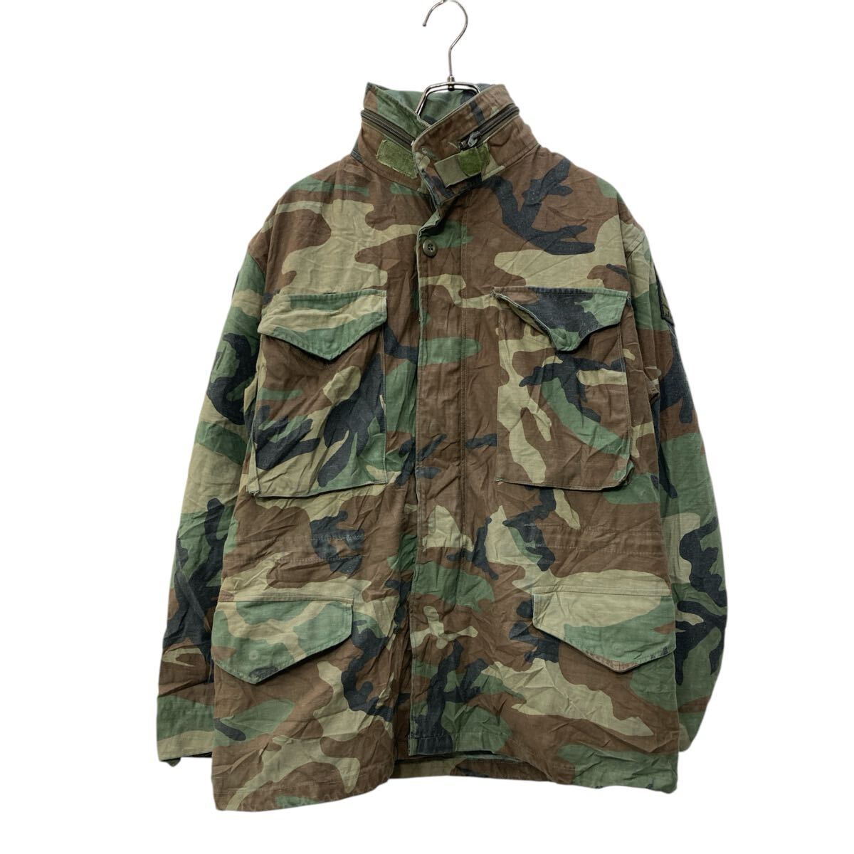 ★★複数点購入の場合は、1点分の送料で同梱発送致します。★★（合計金額が3,980円(税込)以上の場合は、送料無料となります。)商品に興味をもって頂き、誠に有難うございます。恐れ入りますが最後までお読み頂き、ご了承の上ご購入下さい。アメリカから輸入した M65フィールドジャケット の販売です。【商品説明】※色やデザインは画像をご覧ください。【サイズ】（海外規格の為、基本的には大きめのサイズ感となりますが、詳細は実寸をご参照ください。)サイズ表記にてSMALL SHORT実寸着丈 72cm肩幅 48cm身幅 56cm袖丈 44cm(脇下から計測)・素人採寸の為、誤差についてはご容赦下さい。・着用感につきましては普段着用されているものとの実寸を比較して参考にされてください。【状態】状態確認 C ランク品全体的に使用感があります。《ランク》A-デッドストックや未使用に近い状態B-使用感はあるが綺麗な状態C-使用感があり多少の汚れがある状態D-使用感があり汚れや破れがある状態（上記ランクは弊社基準でのランク付けとなります。あくまでも参考として頂き、詳細は画像をご確認の上、ご入札ください。また、見落としによる目立たない穴、ほつれ、破れ、汚れ等のダメージ品が混入している場合もございますことをご理解の上、ご入札をお願い致します。）・全体的に使用感はありますが着用に問題はありません。・未洗濯品です。・保管上の折りジワと、ベール品によるシワはご容赦下さい。・状態に特に敏感な方のご入札はご遠慮下さい。※不明な点がありましたらお気軽に、ご質問下さい。【発送】佐川急便で発送します。※（沖縄及び一部離島へはヤマト運輸で発送する場合があります）★★複数点購入の場合は、1点分の送料で同梱発送致します。★★（合計金額が3,980円(税込)以上の場合は、送料無料となります。)【ご注意】・落札後はノークレーム＆ノーリターンにて、お願い致します。（返品は一切お受けできません。）・古着、usedの特性等を充分にご理解頂ける方のご購入に限らせて頂きます。 古着にご理解の無い方、状態に特に敏感な方のご購入はご遠慮下さい。・サイズ感につきましては普段着用されているものとの実寸を比較して参考にされてください。・できるだけ現物に近い色味をお伝えできるように気を付けておりますが、撮影環境や使用するモニターによっては、商品と画像に若干の色誤差が生じますことをご了承ください。【営業について】誠に勝手ながら、土曜、日曜、祝日、年末年始、ゴールデンウィークはお休みとさせて頂きます。また、お客様へのご対応時間は基本的には営業日の9:00〜17：00までになります。ご対応時間外や休業日にご落札いただいた商品や、ご質問など、頂いたご連絡への返信が滞る場合がございます。ご連絡、発送は休業明けより順次行っていきますのでご了承よろしくお願いいたします。★新商品、毎日大量入荷中です!!!20250317-0