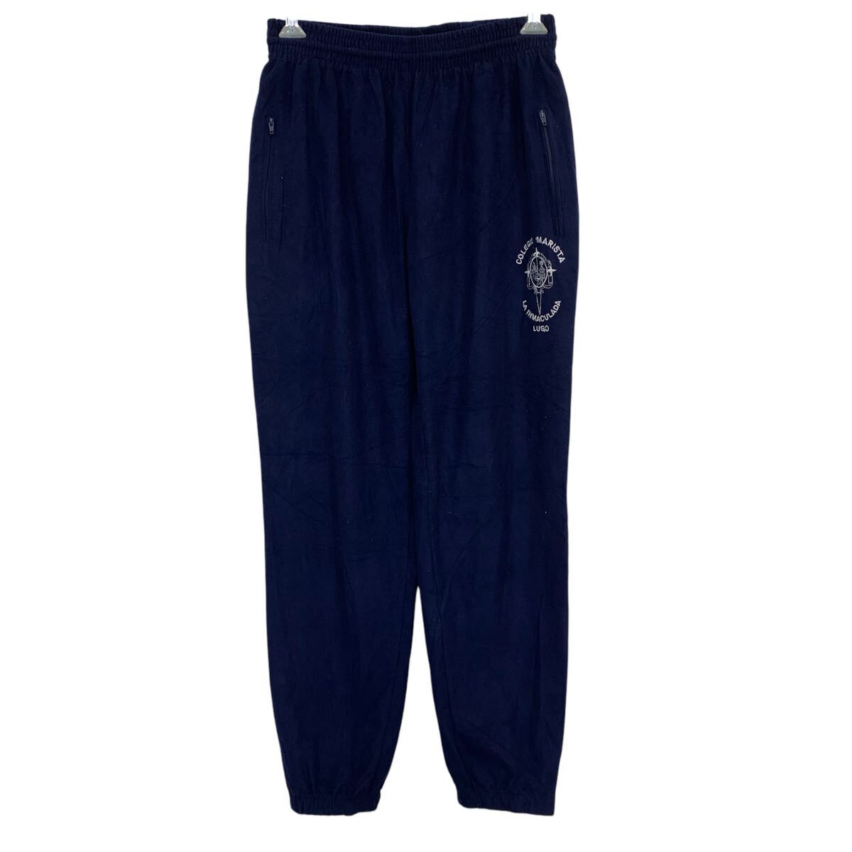 ★★複数点購入の場合は、1点分の送料で同梱発送致します。★★（合計金額が3,980円(税込)以上の場合は、送料無料となります。)商品に興味をもって頂き、誠に有難うございます。恐れ入りますが最後までお読み頂き、ご了承の上ご購入下さい。アメリカから輸入した ジャージパンツ の販売です。【商品説明】※色やデザインは画像をご覧ください。【サイズ】（海外規格の為、基本的には大きめのサイズ感となりますが、詳細は実寸をご参照ください。サイズ表記にてP メンズ S〜実寸ウエスト 68cm〜股下 75cm・素人採寸の為、誤差についてはご容赦下さい。・着用感につきましては普段着用されているものとの実寸を比較して参考にされてください。【状態】状態確認 B〜C ランク品後身頃に薄い汚れが有ります。《ランク》A-デッドストックや未使用に近い状態B-使用感はあるが綺麗な状態C-使用感があり多少の汚れがある状態D-使用感があり汚れや破れがある状態（上記ランクは弊社基準でのランク付けとなります。あくまでも参考として頂き、詳細は画像をご確認の上、ご入札ください。また、見落としによる目立たない穴、ほつれ、破れ、汚れ等のダメージ品が混入している場合もございますことをご理解の上、ご入札をお願い致します。）・全体的に使用感はありますが着用に問題はありません。・未洗濯品です。・保管上の折りジワと、ベール品によるシワはご容赦下さい。・状態に特に敏感な方のご入札はご遠慮下さい。※不明な点がありましたらお気軽に、ご質問下さい。【発送】佐川急便で発送します。※（沖縄及び一部離島へはヤマト運輸で発送する場合があります）★★複数点購入の場合は、1点分の送料で同梱発送致します。★★（合計金額が3,980円(税込)以上の場合は、送料無料となります。)【ご注意】・落札後はノークレーム＆ノーリターンにて、お願い致します。（返品は一切お受けできません。）・古着、usedの特性等を充分にご理解頂ける方のご購入に限らせて頂きます。 古着にご理解の無い方、状態に特に敏感な方のご購入はご遠慮下さい。・サイズ感につきましては普段着用されているものとの実寸を比較して参考にされてください。・できるだけ現物に近い色味をお伝えできるように気を付けておりますが、撮影環境や使用するモニターによっては、商品と画像に若干の色誤差が生じますことをご了承ください。【営業について】誠に勝手ながら、土曜、日曜、祝日、年末年始、ゴールデンウィークはお休みとさせて頂きます。また、お客様へのご対応時間は基本的には営業日の9:00〜17：00までになります。ご対応時間外や休業日にご落札いただいた商品や、ご質問など、頂いたご連絡への返信が滞る場合がございます。ご連絡、発送は休業明けより順次行っていきますのでご了承よろしくお願いいたします。★新商品、毎日大量入荷中です!!!20250416-0