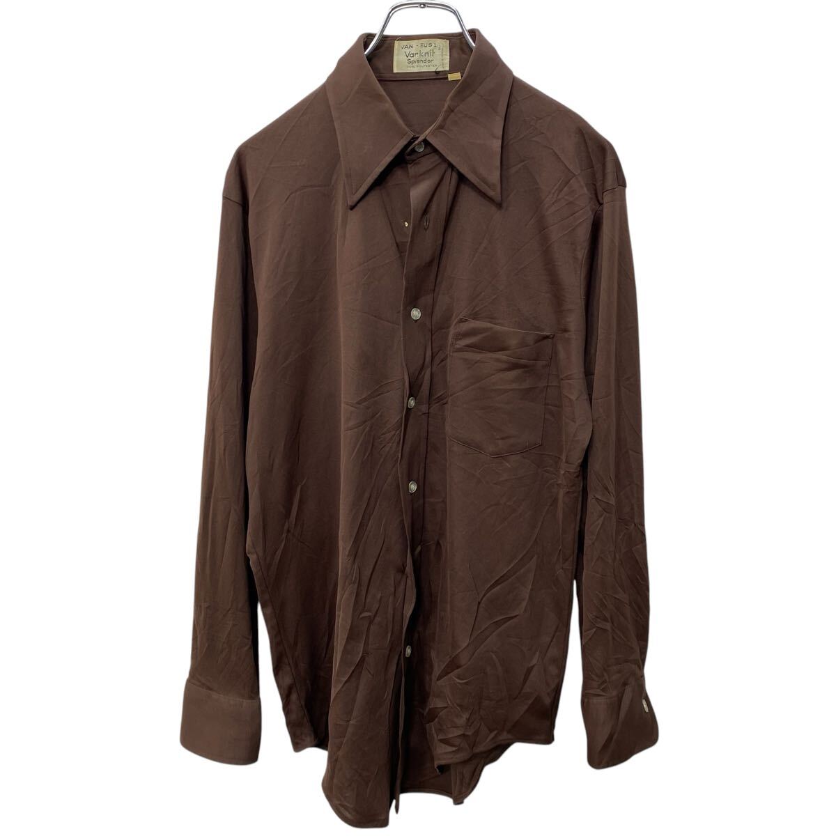 ★★複数点購入の場合は、1点分の送料で同梱発送致します。★★（合計金額が3,980円(税込)以上の場合は、送料無料となります。)商品に興味をもって頂き、誠に有難うございます。恐れ入りますが最後までお読み頂き、ご了承の上ご購入下さい。アメリカから輸入した 無地シャツ の販売です。【商品説明】※色やデザインは画像をご覧ください。【サイズ】（海外規格の為、基本的には大きめのサイズ感となりますが、詳細は実寸をご参照ください。)サイズ表記にて15 1/2-32実寸着丈 76cm肩幅 43cm身幅 53cm袖丈 49cm(脇下から計測)・素人採寸の為、誤差についてはご容赦下さい。・着用感につきましては普段着用されているものとの実寸を比較して参考にされてください。【状態】状態確認 B〜C ランク品2番目のボタンが欠損しています。《ランク》A-デッドストックや未使用に近い状態B-使用感はあるが綺麗な状態C-使用感があり多少の汚れがある状態D-使用感があり汚れや破れがある状態（上記ランクは弊社基準でのランク付けとなります。あくまでも参考として頂き、詳細は画像をご確認の上、ご入札ください。また、見落としによる目立たない穴、ほつれ、破れ、汚れ等のダメージ品が混入している場合もございますことをご理解の上、ご入札をお願い致します。）・全体的に使用感はありますが着用に問題はありません。・未洗濯品です。・保管上の折りジワと、ベール品によるシワはご容赦下さい。・状態に特に敏感な方のご入札はご遠慮下さい。※不明な点がありましたらお気軽に、ご質問下さい。【発送】佐川急便で発送します。※（沖縄及び一部離島へはヤマト運輸で発送する場合があります）★★複数点購入の場合は、1点分の送料で同梱発送致します。★★（合計金額が3,980円(税込)以上の場合は、送料無料となります。)【ご注意】・落札後はノークレーム＆ノーリターンにて、お願い致します。（返品は一切お受けできません。）・古着、usedの特性等を充分にご理解頂ける方のご購入に限らせて頂きます。 古着にご理解の無い方、状態に特に敏感な方のご購入はご遠慮下さい。・サイズ感につきましては普段着用されているものとの実寸を比較して参考にされてください。・できるだけ現物に近い色味をお伝えできるように気を付けておりますが、撮影環境や使用するモニターによっては、商品と画像に若干の色誤差が生じますことをご了承ください。【営業について】誠に勝手ながら、土曜、日曜、祝日、年末年始、ゴールデンウィークはお休みとさせて頂きます。また、お客様へのご対応時間は基本的には営業日の9:00〜17：00までになります。ご対応時間外や休業日にご落札いただいた商品や、ご質問など、頂いたご連絡への返信が滞る場合がございます。ご連絡、発送は休業明けより順次行っていきますのでご了承よろしくお願いいたします。★新商品、毎日大量入荷中です!!!20250418-0