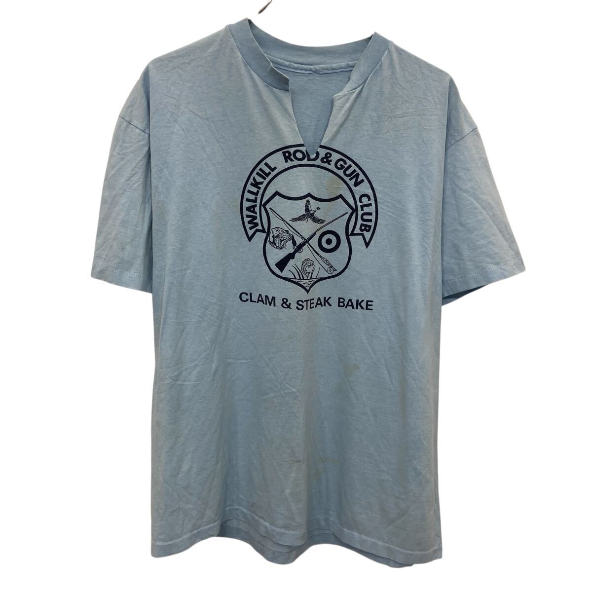 ★★複数点購入の場合は、1点分の送料で同梱発送致します。★★（合計金額が3,980円(税込)以上の場合は、送料無料となります。)商品に興味をもって頂き、誠に有難うございます。恐れ入りますが最後までお読み頂き、ご了承の上ご購入下さい。アメリカから輸入した プリントTシャツ の販売です。【商品説明】※色やデザインは画像をご覧ください。【サイズ】（海外規格の為、基本的には大きめのサイズ感となりますが、詳細は実寸をご参照ください。サイズ表記にてタグが無い為、実寸をご参照下さいませ。実寸着丈 68cm肩幅 52cm身幅 52cm袖丈 半袖cm(脇下から計測)・素人採寸の為、誤差についてはご容赦下さい。・着用感につきましては普段着用されているものとの実寸を比較して参考にされてください。【状態】状態確認 B〜Cランク品前身頃左胸、下部、両脇に汚れがあります。《ランク》A-デッドストックや未使用に近い状態B-使用感はあるが綺麗な状態C-使用感があり多少の汚れがある状態D-使用感があり汚れや破れがある状態（上記ランクは弊社基準でのランク付けとなります。あくまでも参考として頂き、詳細は画像をご確認の上、ご入札ください。また、見落としによる目立たない穴、ほつれ、破れ、汚れ等のダメージ品が混入している場合もございますことをご理解の上、ご入札をお願い致します。）・全体的に使用感はありますが着用に問題はありません。・未洗濯品です。・保管上の折りジワと、ベール品によるシワはご容赦下さい。・状態に特に敏感な方のご入札はご遠慮下さい。※不明な点がありましたらお気軽に、ご質問下さい。【発送】ネコポスで発送します。※（沖縄及び一部離島へはヤマト運輸で発送する場合があります）★★複数点購入の場合は、1点分の送料で同梱発送致します。★★（合計金額が3,980円(税込)以上の場合は、送料無料となります。)【ご注意】・落札後はノークレーム＆ノーリターンにて、お願い致します。（返品は一切お受けできません。）・古着、usedの特性等を充分にご理解頂ける方のご購入に限らせて頂きます。 古着にご理解の無い方、状態に特に敏感な方のご購入はご遠慮下さい。・サイズ感につきましては普段着用されているものとの実寸を比較して参考にされてください。・できるだけ現物に近い色味をお伝えできるように気を付けておりますが、撮影環境や使用するモニターによっては、商品と画像に若干の色誤差が生じますことをご了承ください。【営業について】誠に勝手ながら、土曜、日曜、祝日、年末年始、ゴールデンウィークはお休みとさせて頂きます。また、お客様へのご対応時間は基本的には営業日の9:00〜17：00までになります。ご対応時間外や休業日にご落札いただいた商品や、ご質問など、頂いたご連絡への返信が滞る場合がございます。ご連絡、発送は休業明けより順次行っていきますのでご了承よろしくお願いいたします。★新商品、毎日大量入荷中です!!!20250602-0