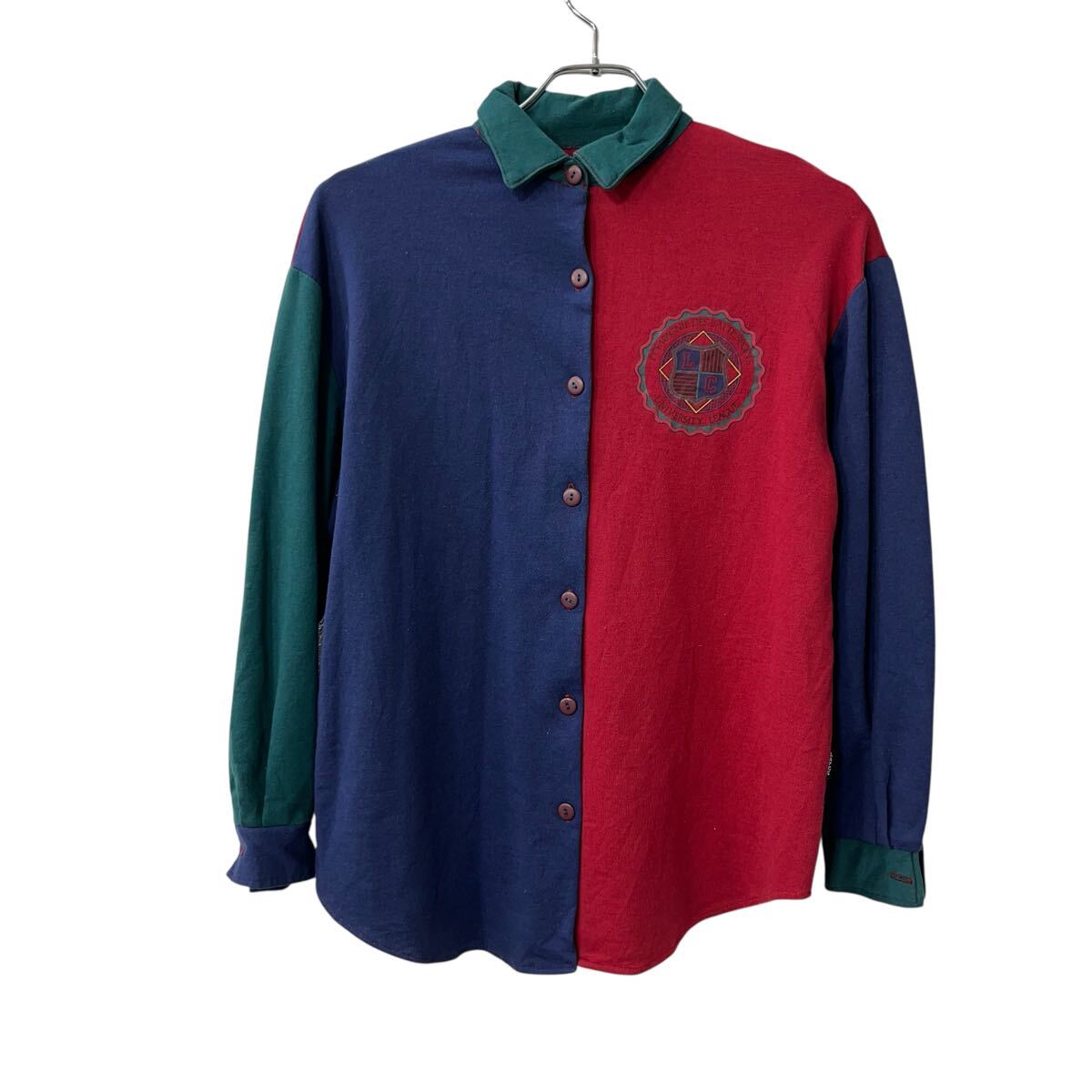 合計金額が3,980円(税込)以上の場合は、送料無料となります。(沖縄・一部離島は9800円以上）商品に興味をもって頂き、誠に有難うございます。恐れ入りますが最後までお読み頂き、ご了承の上ご購入下さい。アメリカから輸入した ラテの長袖シャツの販売です。【商品説明】※色やデザインは画像をご覧ください。【サイズ】（海外規格の為、基本的には大きめのサイズ感となりますが、詳細は実寸をご参照ください。)サイズ表記にてタグの文字が読み取れ無い為、実寸をご参照下さいませ。実寸着丈 69cm肩幅 52cm身幅 57cm袖丈 長袖cm(脇下から計測)・素人採寸の為、誤差についてはご容赦下さい。・着用感につきましては普段着用されているものとの実寸を比較して参考にされてください。【状態】状態確認 B〜C ランク品タグにダメージがあります。《ランク》A-デッドストックや未使用に近い状態B-使用感はあるが綺麗な状態C-使用感があり多少の汚れがある状態D-使用感があり汚れや破れがある状態（上記ランクは弊社基準でのランク付けとなります。あくまでも参考として頂き、詳細は画像をご確認の上、ご入札ください。また、見落としによる目立たない穴、ほつれ、破れ、汚れ等のダメージ品が混入している場合もございますことをご理解の上、ご入札をお願い致します。）・全体的に使用感はありますが着用に問題はありません。・未洗濯品です。・保管上の折りジワと、ベール品によるシワはご容赦下さい。・状態に特に敏感な方のご入札はご遠慮下さい。※不明な点がありましたらお気軽に、ご質問下さい。【発送】佐川急便で発送します。※（沖縄及び一部離島へはヤマト運輸で発送する場合があります）合計金額が3,980円(税込)以上の場合は、送料無料となります。(沖縄・一部離島は9800円以上）【ご注意】・落札後はノークレーム＆ノーリターンにて、お願い致します。（返品は一切お受けできません。）・古着、usedの特性等を充分にご理解頂ける方のご購入に限らせて頂きます。 古着にご理解の無い方、状態に特に敏感な方のご購入はご遠慮下さい。・サイズ感につきましては普段着用されているものとの実寸を比較して参考にされてください。・できるだけ現物に近い色味をお伝えできるように気を付けておりますが、撮影環境や使用するモニターによっては、商品と画像に若干の色誤差が生じますことをご了承ください。【営業について】誠に勝手ながら、土曜、日曜、祝日、年末年始、ゴールデンウィークはお休みとさせて頂きます。また、お客様へのご対応時間は基本的には営業日の9:00〜17：00までになります。ご対応時間外や休業日にご落札いただいた商品や、ご質問など、頂いたご連絡への返信が滞る場合がございます。ご連絡、発送は休業明けより順次行っていきますのでご了承よろしくお願いいたします。★新商品、毎日大量入荷中です!!!20250805-0