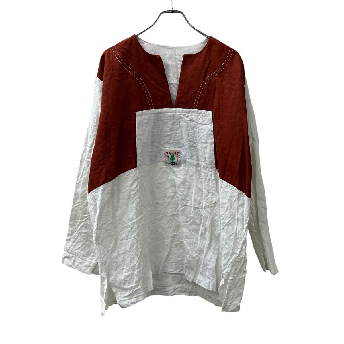 合計金額が3,980円(税込)以上の場合は、送料無料となります。(沖縄・一部離島は9800円以上）商品に興味をもって頂き、誠に有難うございます。恐れ入りますが最後までお読み頂き、ご了承の上ご購入下さい。アメリカから輸入した 長袖シャツの販売です。【商品説明】※色やデザインは画像をご覧ください。【サイズ】（海外規格の為、基本的には大きめのサイズ感となりますが、詳細は実寸をご参照ください。)サイズ表記にてタグが無い為、実寸をご参照下さいませ。実寸着丈 80cm 肩幅 49cm身幅 66cm袖丈 長袖cm(脇下から計測)・素人採寸の為、誤差についてはご容赦下さい。・着用感につきましては普段着用されているものとの実寸を比較して参考にされてください。【状態】状態確認 C ランク品首元、肩あたりに汚れがあります。《ランク》A-デッドストックや未使用に近い状態B-使用感はあるが綺麗な状態C-使用感があり多少の汚れがある状態D-使用感があり汚れや破れがある状態（上記ランクは弊社基準でのランク付けとなります。あくまでも参考として頂き、詳細は画像をご確認の上、ご入札ください。また、見落としによる目立たない穴、ほつれ、破れ、汚れ等のダメージ品が混入している場合もございますことをご理解の上、ご入札をお願い致します。）・全体的に使用感はありますが着用に問題はありません。・未洗濯品です。・保管上の折りジワと、ベール品によるシワはご容赦下さい。・状態に特に敏感な方のご入札はご遠慮下さい。※不明な点がありましたらお気軽に、ご質問下さい。【発送】佐川急便で発送します。※（沖縄及び一部離島へはヤマト運輸で発送する場合があります）合計金額が3,980円(税込)以上の場合は、送料無料となります。(沖縄・一部離島は9800円以上）【ご注意】・落札後はノークレーム＆ノーリターンにて、お願い致します。（返品は一切お受けできません。）・古着、usedの特性等を充分にご理解頂ける方のご購入に限らせて頂きます。 古着にご理解の無い方、状態に特に敏感な方のご購入はご遠慮下さい。・サイズ感につきましては普段着用されているものとの実寸を比較して参考にされてください。・できるだけ現物に近い色味をお伝えできるように気を付けておりますが、撮影環境や使用するモニターによっては、商品と画像に若干の色誤差が生じますことをご了承ください。【営業について】誠に勝手ながら、土曜、日曜、祝日、年末年始、ゴールデンウィークはお休みとさせて頂きます。また、お客様へのご対応時間は基本的には営業日の9:00〜17：00までになります。ご対応時間外や休業日にご落札いただいた商品や、ご質問など、頂いたご連絡への返信が滞る場合がございます。ご連絡、発送は休業明けより順次行っていきますのでご了承よろしくお願いいたします。20250808-0