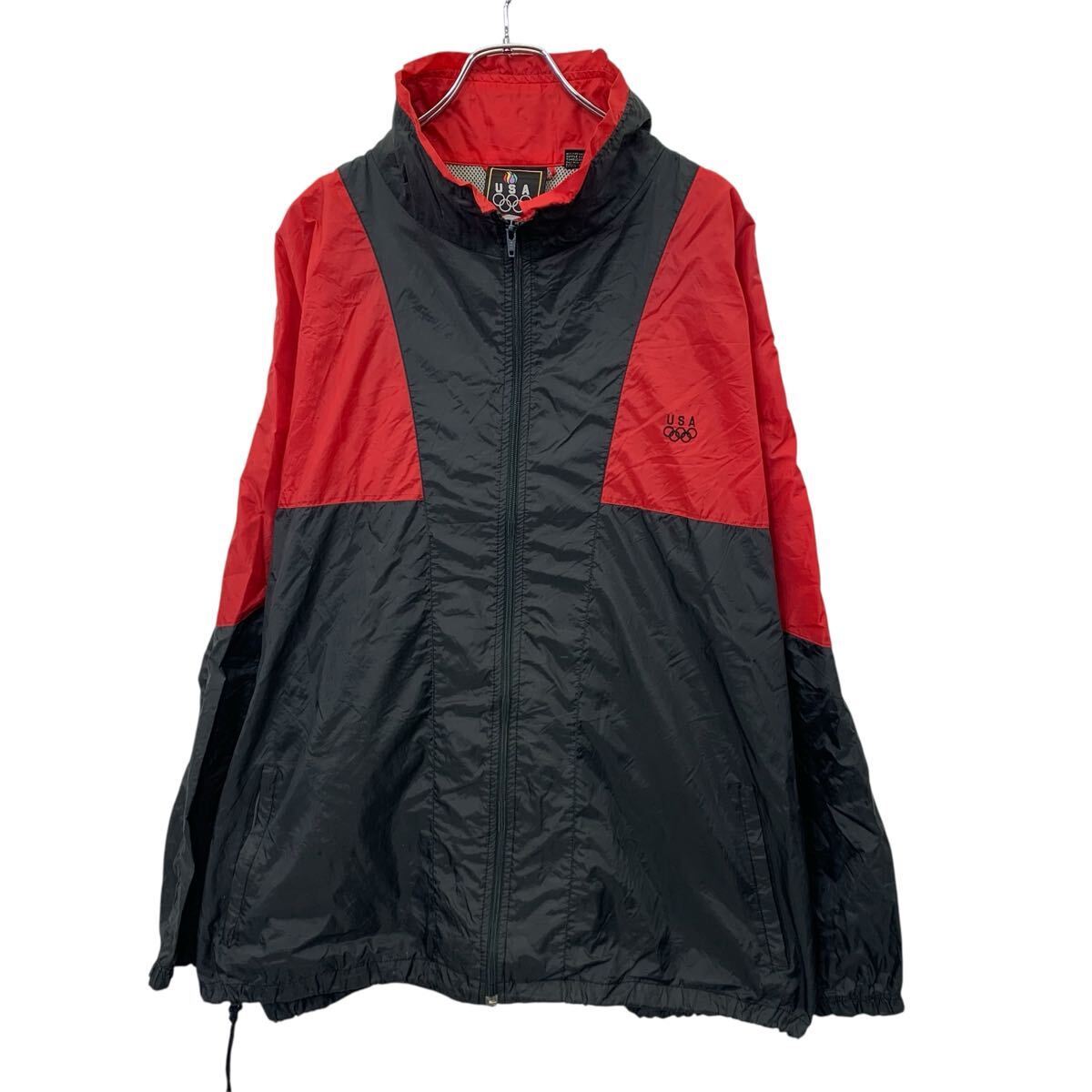 合計金額が3,980円(税込)以上の場合は、送料無料となります。(沖縄・一部離島は9800円以上）商品に興味をもって頂き、誠に有難うございます。恐れ入りますが最後までお読み頂き、ご了承の上ご購入下さい。アメリカから輸入した オリンピック ナイロンジャケット の販売です。【商品説明】※色やデザインは画像をご覧ください。【サイズ】（海外規格の為、基本的には大きめのサイズ感となりますが、詳細は実寸をご参照ください。)サイズ表記にて3XL実寸着丈 75cm肩幅 83cm身幅 81cm袖丈 52cm(脇下から計測)・素人採寸の為、誤差についてはご容赦下さい。・着用感につきましては普段着用されているものとの実寸を比較して参考にされてください。【状態】状態確認 B〜C ランク品前身頃、後身頃に薄い汚れがあります。《ランク》A-デッドストックや未使用に近い状態B-使用感はあるが綺麗な状態C-使用感があり多少の汚れがある状態D-使用感があり汚れや破れがある状態（上記ランクは弊社基準でのランク付けとなります。あくまでも参考として頂き、詳細は画像をご確認の上、ご入札ください。また、見落としによる目立たない穴、ほつれ、破れ、汚れ等のダメージ品が混入している場合もございますことをご理解の上、ご入札をお願い致します。）・全体的に使用感はありますが着用に問題はありません。・未洗濯品です。・保管上の折りジワと、ベール品によるシワはご容赦下さい。・状態に特に敏感な方のご入札はご遠慮下さい。※不明な点がありましたらお気軽に、ご質問下さい。【発送】佐川急便で発送します。※（沖縄及び一部離島へはヤマト運輸で発送する場合があります）合計金額が3,980円(税込)以上の場合は、送料無料となります。(沖縄・一部離島は9800円以上）【ご注意】・落札後はノークレーム＆ノーリターンにて、お願い致します。（返品は一切お受けできません。）・古着、usedの特性等を充分にご理解頂ける方のご購入に限らせて頂きます。 古着にご理解の無い方、状態に特に敏感な方のご購入はご遠慮下さい。・サイズ感につきましては普段着用されているものとの実寸を比較して参考にされてください。・できるだけ現物に近い色味をお伝えできるように気を付けておりますが、撮影環境や使用するモニターによっては、商品と画像に若干の色誤差が生じますことをご了承ください。【営業について】誠に勝手ながら、土曜、日曜、祝日、年末年始、ゴールデンウィークはお休みとさせて頂きます。また、お客様へのご対応時間は基本的には営業日の9:00〜17：00までになります。ご対応時間外や休業日にご落札いただいた商品や、ご質問など、頂いたご連絡への返信が滞る場合がございます。ご連絡、発送は休業明けより順次行っていきますのでご了承よろしくお願いいたします。★新商品、毎日大量入荷中です!!!20250916-0