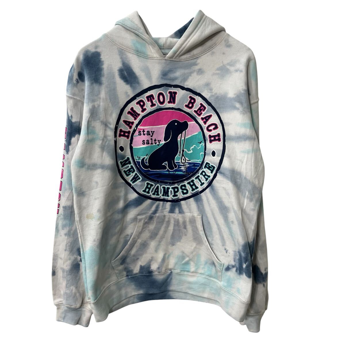 合計金額が3,980円(税込)以上の場合は、送料無料となります。(沖縄・一部離島は9800円以上）商品に興味をもって頂き、誠に有難うございます。恐れ入りますが最後までお読み頂き、ご了承の上ご購入下さい。アメリカから輸入した ドリームサイクル プリントスウェット の販売です。【商品説明】※色やデザインは画像をご覧ください。【サイズ】（海外規格の為、基本的には大きめのサイズ感となりますが、詳細は実寸をご参照ください。)サイズ表記にて X- LARGE実寸着丈 61cm肩幅 52cm身幅 51cm袖丈 52cm(脇下から計測)・素人採寸の為、誤差についてはご容赦下さい。・着用感につきましては普段着用されているものとの実寸を比較して参考にされてください。【状態】状態確認 C ランク品前身頃、後身頃、両袖に汚れがあります。《ランク》A-デッドストックや未使用に近い状態B-使用感はあるが綺麗な状態C-使用感があり多少の汚れがある状態D-使用感があり汚れや破れがある状態（上記ランクは弊社基準でのランク付けとなります。あくまでも参考として頂き、詳細は画像をご確認の上、ご入札ください。また、見落としによる目立たない穴、ほつれ、破れ、汚れ等のダメージ品が混入している場合もございますことをご理解の上、ご入札をお願い致します。）・全体的に使用感はありますが着用に問題はありません。・未洗濯品です。・保管上の折りジワと、ベール品によるシワはご容赦下さい。・状態に特に敏感な方のご入札はご遠慮下さい。※不明な点がありましたらお気軽に、ご質問下さい。【発送】佐川急便で発送します。※（沖縄及び一部離島へはヤマト運輸で発送する場合があります）合計金額が3,980円(税込)以上の場合は、送料無料となります。(沖縄・一部離島は9800円以上）【ご注意】・落札後はノークレーム＆ノーリターンにて、お願い致します。（返品は一切お受けできません。）・古着、usedの特性等を充分にご理解頂ける方のご購入に限らせて頂きます。 古着にご理解の無い方、状態に特に敏感な方のご購入はご遠慮下さい。・サイズ感につきましては普段着用されているものとの実寸を比較して参考にされてください。・できるだけ現物に近い色味をお伝えできるように気を付けておりますが、撮影環境や使用するモニターによっては、商品と画像に若干の色誤差が生じますことをご了承ください。【営業について】誠に勝手ながら、土曜、日曜、祝日、年末年始、ゴールデンウィークはお休みとさせて頂きます。また、お客様へのご対応時間は基本的には営業日の9:00〜17：00までになります。ご対応時間外や休業日にご落札いただいた商品や、ご質問など、頂いたご連絡への返信が滞る場合がございます。ご連絡、発送は休業明けより順次行っていきますのでご了承よろしくお願いいたします。★新商品、毎日大量入荷中です!!!20250924-0