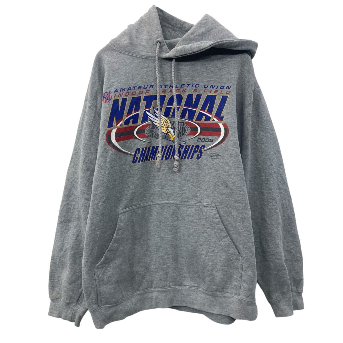 合計金額が3,980円(税込)以上の場合は、送料無料となります。(沖縄・一部離島は9800円以上）商品に興味をもって頂き、誠に有難うございます。恐れ入りますが最後までお読み頂き、ご了承の上ご購入下さい。アメリカから輸入した ZIAGRAPHICSCHAMPIONSHPAPPAREL プリント スウェット の販売です。【商品説明】※色やデザインは画像をご覧ください。【サイズ】（海外規格の為、基本的には大きめのサイズ感となりますが、詳細は実寸をご参照ください。)サイズ表記にてサイズ表記が無い為、実寸をご参照下さいませ。実寸着丈 63cm肩幅 48cm身幅 49cm袖丈 47cm(脇下から計測)・素人採寸の為、誤差についてはご容赦下さい。・着用感につきましては普段着用されているものとの実寸を比較して参考にされてください。【状態】状態確認 Bランク品特に目立つ汚れやダメージは見受けられません。《ランク》A-デッドストックや未使用に近い状態B-使用感はあるが綺麗な状態C-使用感があり多少の汚れがある状態D-使用感があり汚れや破れがある状態（上記ランクは弊社基準でのランク付けとなります。あくまでも参考として頂き、詳細は画像をご確認の上、ご入札ください。また、見落としによる目立たない穴、ほつれ、破れ、汚れ等のダメージ品が混入している場合もございますことをご理解の上、ご入札をお願い致します。）・全体的に使用感はありますが着用に問題はありません。・未洗濯品です。・保管上の折りジワと、ベール品によるシワはご容赦下さい。・状態に特に敏感な方のご入札はご遠慮下さい。※不明な点がありましたらお気軽に、ご質問下さい。【発送】佐川急便で発送します。※（沖縄及び一部離島へはヤマト運輸で発送する場合があります）合計金額が3,980円(税込)以上の場合は、送料無料となります。(沖縄・一部離島は9800円以上）【ご注意】・落札後はノークレーム＆ノーリターンにて、お願い致します。（返品は一切お受けできません。）・古着、usedの特性等を充分にご理解頂ける方のご購入に限らせて頂きます。 古着にご理解の無い方、状態に特に敏感な方のご購入はご遠慮下さい。・サイズ感につきましては普段着用されているものとの実寸を比較して参考にされてください。・できるだけ現物に近い色味をお伝えできるように気を付けておりますが、撮影環境や使用するモニターによっては、商品と画像に若干の色誤差が生じますことをご了承ください。【営業について】誠に勝手ながら、土曜、日曜、祝日、年末年始、ゴールデンウィークはお休みとさせて頂きます。また、お客様へのご対応時間は基本的には営業日の9:00〜17：00までになります。ご対応時間外や休業日にご落札いただいた商品や、ご質問など、頂いたご連絡への返信が滞る場合がございます。ご連絡、発送は休業明けより順次行っていきますのでご了承よろしくお願いいたします。★新商品、毎日大量入荷中です!!!20251006-0