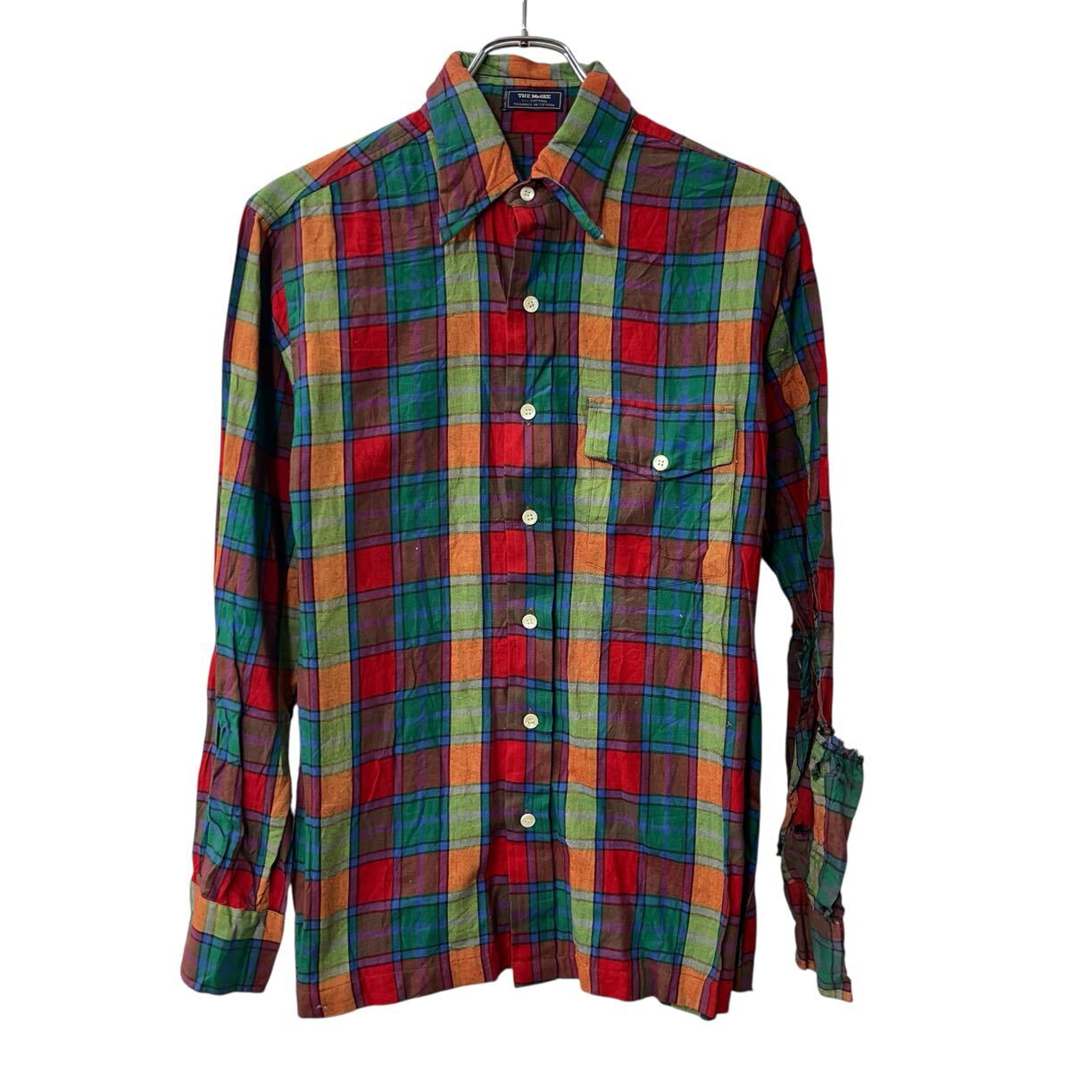 合計金額が3,980円(税込)以上の場合は、送料無料となります。(沖縄・一部離島は9800円以上）商品に興味をもって頂き、誠に有難うございます。恐れ入りますが最後までお読み頂き、ご了承の上ご購入下さい。アメリカから輸入した THE McGEE 長袖 チェックシャツ の販売です。【商品説明】※色やデザインは画像をご覧ください。【サイズ】（海外規格の為、基本的には大きめのサイズ感となりますが、詳細は実寸をご参照ください。)サイズ表記にてMEDIUM実寸着丈 70cm肩幅 46cm身幅 51cm袖丈 55cm(脇下から計測)・素人採寸の為、誤差についてはご容赦下さい。・着用感につきましては普段着用されているものとの実寸を比較して参考にされてください。【状態】状態確認 C〜D ランク品左袖にダメージがあります。《ランク》A-デッドストックや未使用に近い状態B-使用感はあるが綺麗な状態C-使用感があり多少の汚れがある状態D-使用感があり汚れや破れがある状態（上記ランクは弊社基準でのランク付けとなります。あくまでも参考として頂き、詳細は画像をご確認の上、ご入札ください。また、見落としによる目立たない穴、ほつれ、破れ、汚れ等のダメージ品が混入している場合もございますことをご理解の上、ご入札をお願い致します。）・全体的に使用感はありますが着用に問題はありません。・未洗濯品です。・保管上の折りジワと、ベール品によるシワはご容赦下さい。・状態に特に敏感な方のご入札はご遠慮下さい。※不明な点がありましたらお気軽に、ご質問下さい。【発送】佐川急便で発送します。※（沖縄及び一部離島へはヤマト運輸で発送する場合があります）合計金額が3,980円(税込)以上の場合は、送料無料となります。(沖縄・一部離島は9800円以上）【ご注意】・落札後はノークレーム＆ノーリターンにて、お願い致します。（返品は一切お受けできません。）・古着、usedの特性等を充分にご理解頂ける方のご購入に限らせて頂きます。 古着にご理解の無い方、状態に特に敏感な方のご購入はご遠慮下さい。・サイズ感につきましては普段着用されているものとの実寸を比較して参考にされてください。・できるだけ現物に近い色味をお伝えできるように気を付けておりますが、撮影環境や使用するモニターによっては、商品と画像に若干の色誤差が生じますことをご了承ください。【営業について】誠に勝手ながら、土曜、日曜、祝日、年末年始、ゴールデンウィークはお休みとさせて頂きます。また、お客様へのご対応時間は基本的には営業日の9:00〜17：00までになります。ご対応時間外や休業日にご落札いただいた商品や、ご質問など、頂いたご連絡への返信が滞る場合がございます。ご連絡、発送は休業明けより順次行っていきますのでご了承よろしくお願いいたします。★新商品、毎日大量入荷中です!!!20251014-0