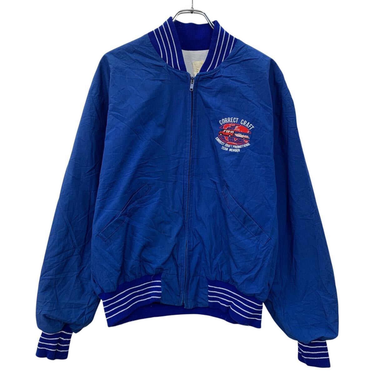 【中古】【古着】 DeLONG SPORTSWEAR スタジアムジャケット XL ブルー ジップアップ アメリカ製 バックデザイン 刺繍ロゴ スポーティー 春物 a710-6783