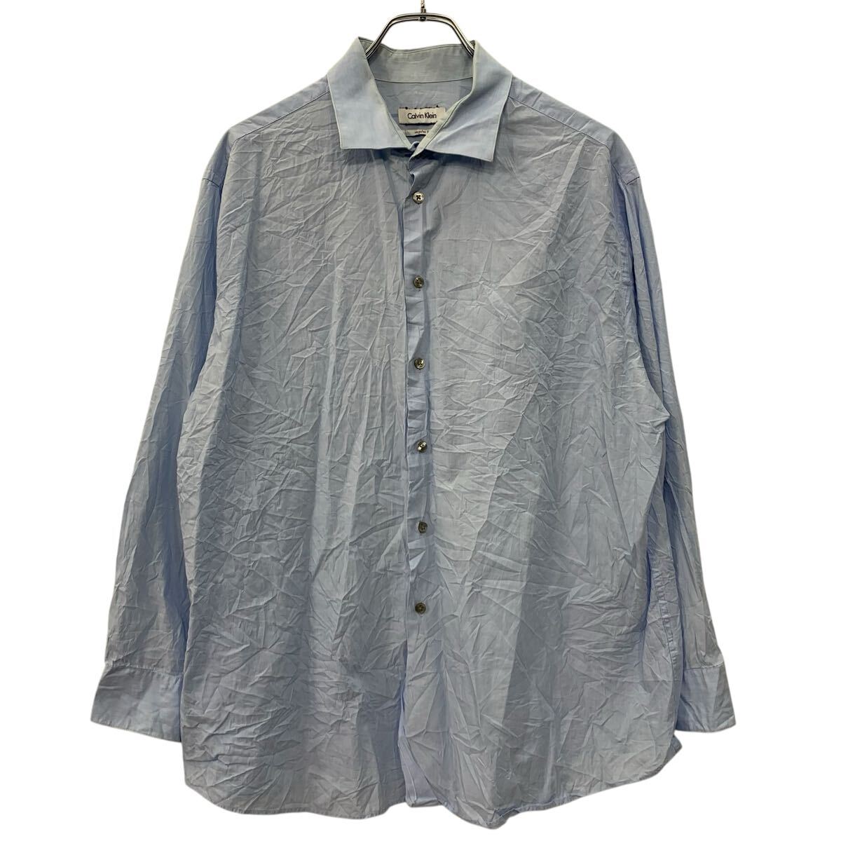 合計金額が3,980円(税込)以上の場合は、送料無料となります。(沖縄・一部離島は9800円以上）商品に興味をもって頂き、誠に有難うございます。恐れ入りますが最後までお読み頂き、ご了承の上ご購入下さい。アメリカから輸入した カルバンクライ 無地シャツ の販売です。【商品説明】※色やデザインは画像をご覧ください。【サイズ】（海外規格の為、基本的には大きめのサイズ感となりますが、詳細は実寸をご参照ください。)サイズ表記にて17実寸着丈 75cm肩幅 50cm身幅 62cm袖丈 47cm(脇下から計測)・素人採寸の為、誤差についてはご容赦下さい。・着用感につきましては普段着用されているものとの実寸を比較して参考にされてください。【状態】状態確認 B〜C ランク品襟付近、脇下に薄い汚れがあります。《ランク》A-デッドストックや未使用に近い状態B-使用感はあるが綺麗な状態C-使用感があり多少の汚れがある状態D-使用感があり汚れや破れがある状態（上記ランクは弊社基準でのランク付けとなります。あくまでも参考として頂き、詳細は画像をご確認の上、ご入札ください。また、見落としによる目立たない穴、ほつれ、破れ、汚れ等のダメージ品が混入している場合もございますことをご理解の上、ご入札をお願い致します。）・全体的に使用感はありますが着用に問題はありません。・未洗濯品です。・保管上の折りジワと、ベール品によるシワはご容赦下さい。・状態に特に敏感な方のご入札はご遠慮下さい。※不明な点がありましたらお気軽に、ご質問下さい。【発送】佐川急便で発送します。※（沖縄及び一部離島へはヤマト運輸で発送する場合があります）合計金額が3,980円(税込)以上の場合は、送料無料となります。(沖縄・一部離島は9800円以上）【ご注意】・落札後はノークレーム＆ノーリターンにて、お願い致します。（返品は一切お受けできません。）・古着、usedの特性等を充分にご理解頂ける方のご購入に限らせて頂きます。 古着にご理解の無い方、状態に特に敏感な方のご購入はご遠慮下さい。・サイズ感につきましては普段着用されているものとの実寸を比較して参考にされてください。・できるだけ現物に近い色味をお伝えできるように気を付けておりますが、撮影環境や使用するモニターによっては、商品と画像に若干の色誤差が生じますことをご了承ください。【営業について】誠に勝手ながら、土曜、日曜、祝日、年末年始、ゴールデンウィークはお休みとさせて頂きます。また、お客様へのご対応時間は基本的には営業日の9:00〜17：00までになります。ご対応時間外や休業日にご落札いただいた商品や、ご質問など、頂いたご連絡への返信が滞る場合がございます。ご連絡、発送は休業明けより順次行っていきますのでご了承よろしくお願いいたします。★新商品、毎日大量入荷中です!!!20251104-0