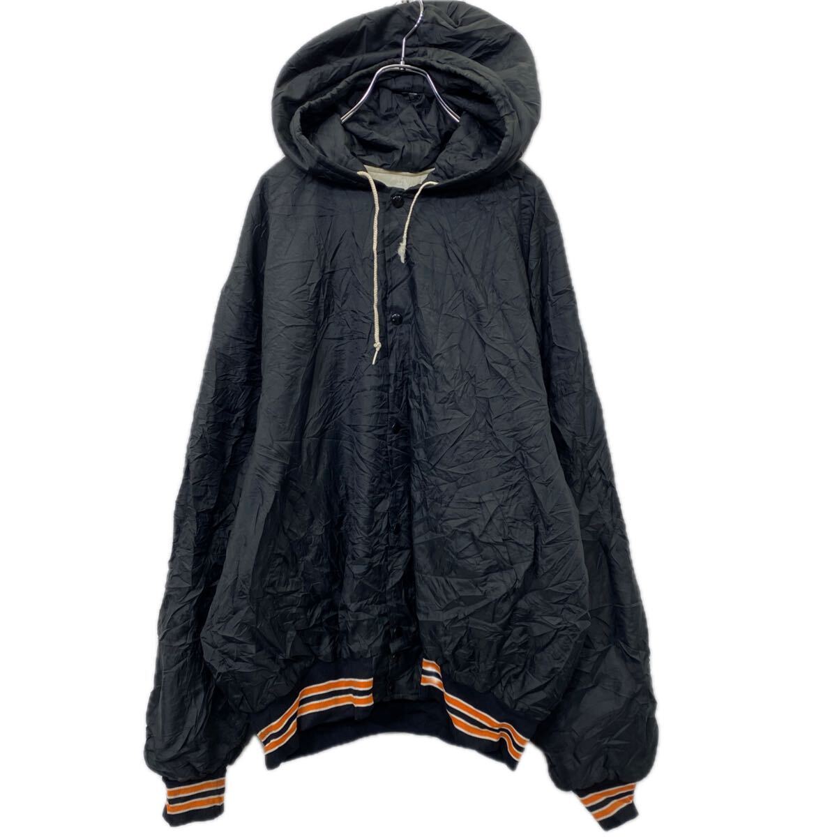 合計金額が3,980円(税込)以上の場合は、送料無料となります。(沖縄・一部離島は9800円以上）商品に興味をもって頂き、誠に有難うございます。恐れ入りますが最後までお読み頂き、ご了承の上ご購入下さい。アメリカから輸入した ナイロンジャケット の販売です。【商品説明】※色やデザインは画像をご覧ください。【サイズ】（海外規格の為、基本的には大きめのサイズ感となりますが、詳細は実寸をご参照ください。)サイズ表記にてXL実寸着丈 80cm肩幅 61cm身幅 76cm袖丈 64cm(脇下から計測)・素人採寸の為、誤差についてはご容赦下さい。・着用感につきましては普段着用されているものとの実寸を比較して参考にされてください。【状態】状態確認 B〜C ランク品フードの紐にダメージがあります。袖に汚れがあります。《ランク》A-デッドストックや未使用に近い状態B-使用感はあるが綺麗な状態C-使用感があり多少の汚れがある状態D-使用感があり汚れや破れがある状態（上記ランクは弊社基準でのランク付けとなります。あくまでも参考として頂き、詳細は画像をご確認の上、ご入札ください。また、見落としによる目立たない穴、ほつれ、破れ、汚れ等のダメージ品が混入している場合もございますことをご理解の上、ご入札をお願い致します。）・全体的に使用感はありますが着用に問題はありません。・未洗濯品です。・保管上の折りジワと、ベール品によるシワはご容赦下さい。・状態に特に敏感な方のご入札はご遠慮下さい。※不明な点がありましたらお気軽に、ご質問下さい。【発送】佐川急便で発送します。※（沖縄及び一部離島へはヤマト運輸で発送する場合があります）合計金額が3,980円(税込)以上の場合は、送料無料となります。(沖縄・一部離島は9800円以上）【ご注意】・落札後はノークレーム＆ノーリターンにて、お願い致します。（返品は一切お受けできません。）・古着、usedの特性等を充分にご理解頂ける方のご購入に限らせて頂きます。 古着にご理解の無い方、状態に特に敏感な方のご購入はご遠慮下さい。・サイズ感につきましては普段着用されているものとの実寸を比較して参考にされてください。・できるだけ現物に近い色味をお伝えできるように気を付けておりますが、撮影環境や使用するモニターによっては、商品と画像に若干の色誤差が生じますことをご了承ください。【営業について】誠に勝手ながら、土曜、日曜、祝日、年末年始、ゴールデンウィークはお休みとさせて頂きます。また、お客様へのご対応時間は基本的には営業日の9:00〜17：00までになります。ご対応時間外や休業日にご落札いただいた商品や、ご質問など、頂いたご連絡への返信が滞る場合がございます。ご連絡、発送は休業明けより順次行っていきますのでご了承よろしくお願いいたします。★新商品、毎日大量入荷中です!!!20251112-0