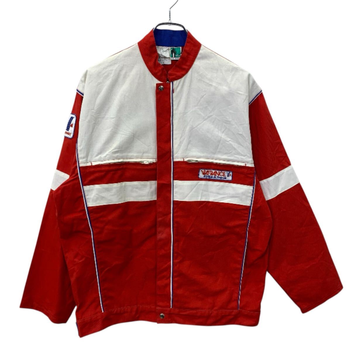 合計金額が3,980円(税込)以上の場合は、送料無料となります。(沖縄・一部離島は9800円以上）商品に興味をもって頂き、誠に有難うございます。恐れ入りますが最後までお読み頂き、ご了承の上ご購入下さい。アメリカから輸入した ヴィアフランス ワークジャケット の販売です。【商品説明】※色やデザインは画像をご覧ください。【サイズ】（海外規格の為、基本的には大きめのサイズ感となりますが、詳細は実寸をご参照ください。)サイズ表記にて身長 160-190胸囲 86-93実寸着丈 71cm肩幅 52cm身幅 65cm袖丈 49cm(脇下から計測)・素人採寸の為、誤差についてはご容赦下さい。・着用感につきましては普段着用されているものとの実寸を比較して参考にされてください。【状態】状態確認 B〜C ランク品右脇下に小さな汚れがあります。《ランク》A-デッドストックや未使用に近い状態B-使用感はあるが綺麗な状態C-使用感があり多少の汚れがある状態D-使用感があり汚れや破れがある状態（上記ランクは弊社基準でのランク付けとなります。あくまでも参考として頂き、詳細は画像をご確認の上、ご入札ください。また、見落としによる目立たない穴、ほつれ、破れ、汚れ等のダメージ品が混入している場合もございますことをご理解の上、ご入札をお願い致します。）・全体的に使用感はありますが着用に問題はありません。・未洗濯品です。・保管上の折りジワと、ベール品によるシワはご容赦下さい。・状態に特に敏感な方のご入札はご遠慮下さい。※不明な点がありましたらお気軽に、ご質問下さい。【発送】佐川急便で発送します。※（沖縄及び一部離島へはヤマト運輸で発送する場合があります）合計金額が3,980円(税込)以上の場合は、送料無料となります。(沖縄・一部離島は9800円以上）【ご注意】・落札後はノークレーム＆ノーリターンにて、お願い致します。（返品は一切お受けできません。）・古着、usedの特性等を充分にご理解頂ける方のご購入に限らせて頂きます。 古着にご理解の無い方、状態に特に敏感な方のご購入はご遠慮下さい。・サイズ感につきましては普段着用されているものとの実寸を比較して参考にされてください。・できるだけ現物に近い色味をお伝えできるように気を付けておりますが、撮影環境や使用するモニターによっては、商品と画像に若干の色誤差が生じますことをご了承ください。【営業について】誠に勝手ながら、土曜、日曜、祝日、年末年始、ゴールデンウィークはお休みとさせて頂きます。また、お客様へのご対応時間は基本的には営業日の9:00〜17：00までになります。ご対応時間外や休業日にご落札いただいた商品や、ご質問など、頂いたご連絡への返信が滞る場合がございます。ご連絡、発送は休業明けより順次行っていきますのでご了承よろしくお願いいたします。★新商品、毎日大量入荷中です!!!20251113-0