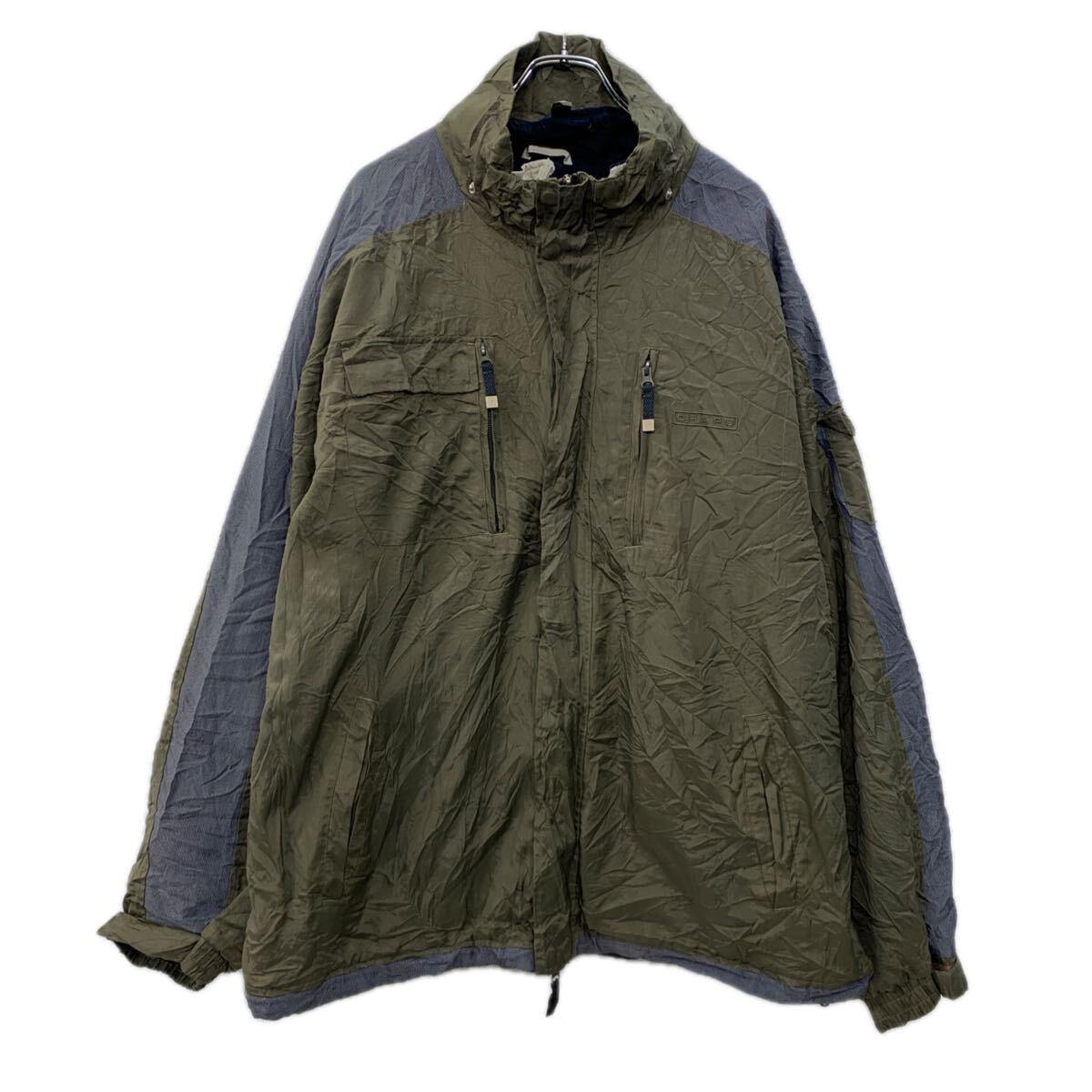 【中古】【古着】 CHAPS マウンテンパーカー XXL カーキ グレー チャップス ジップアップ 胸ポケット 刺繍ロゴ アウトドア アウター 冬物 a711-6321