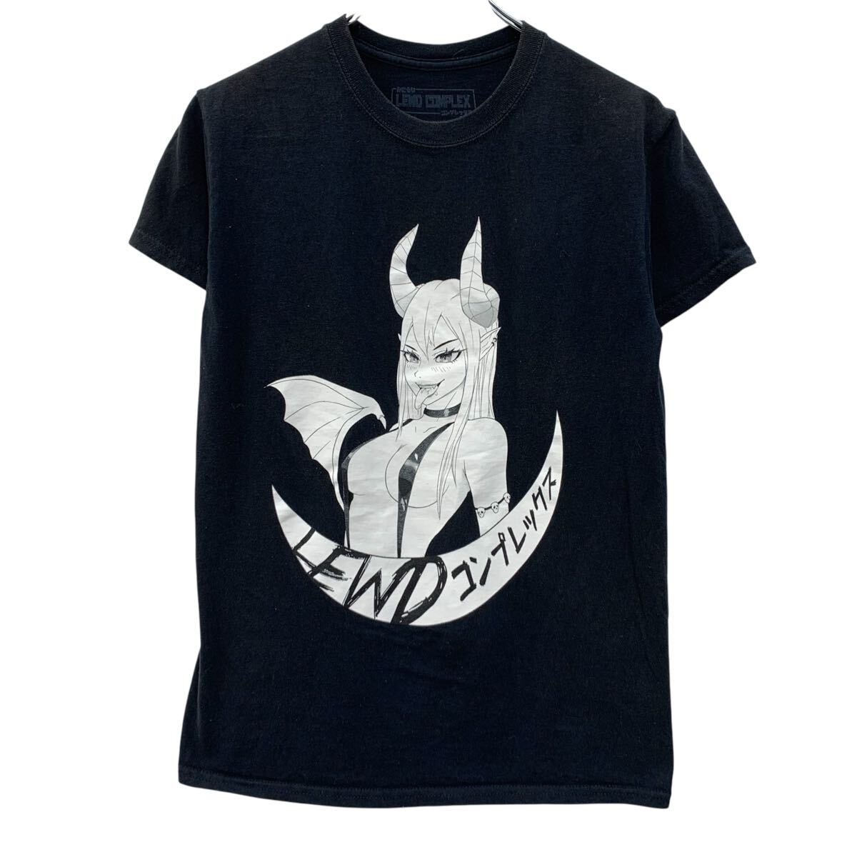 Rakuten - 【中古】【古着】 LEWD COMPLEX 半袖 キャラクターTシャツ S ブラック みだらなコンプレックス プルオーバー ビッグプリント サキュバス 夏物 a806-5861