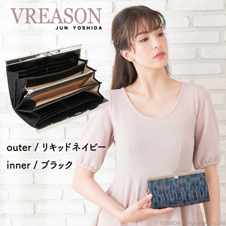 モデルのMERISAが持つヴレアゾンのネイビーのバーフレーム長財布