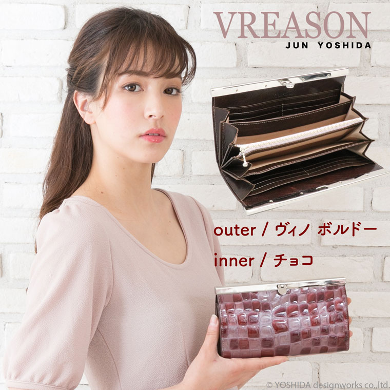 モデルのMERISAが持つヴレアゾンのワインのバーフレーム長財布
