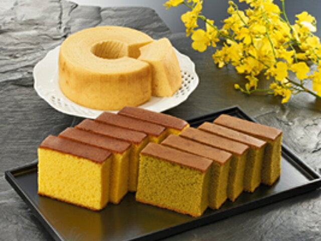 送料無料 ギフト カステラ バームクーヘン 烏骨鶏本舗 烏骨鶏スイーツセット 烏骨鶏かすてらハーフ(プレーン・抹茶)各225gX1個 烏骨鶏バウムクーヘン260gX1個 京都 宇治 辻利一本 烏骨鶏卵 【国分】【ヤマト運輸でお届け】のサムネイル