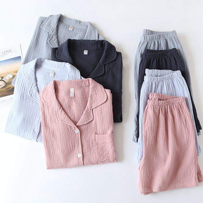 ペアパジャマ パジャマ レディース メンズ ダブルガーゼ ペアルック お揃い カップル セットアップ 上下セット 2点セット 綿 半袖 夏 夏服 無地 ショートパンツ 短パンツ ウェストゴム 開襟 胸ポケット付き 半ズボン 薄手 快適 通気性良い 涼しい おしゃれ 体型カバー