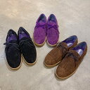 BLOHM / KILT MADE IN JAPAN MATERIAL 　UPPER: Cow Suede 　INNER: Cow Leather 　OUTSOLE: Rubber (Japan Made Crepe Sole) COLOR: Black, Purple, Dark Brown SIZE: 25, 26, 27cm - DESCRIPTION - BLOHMの新作 "KILT"。 アッパーにキルティタンを配し、上品なイメージに落とし込んだワラビータイプのスエードシューズです。 ヌメ革を使用したコバとヒール付きのクレープソールにより、上品さの中にカジュアルさを感じる一足です。 - BLOHM / ブローム - "SHADE OF TOKYO"のコンセプトを元に、無国籍都市、東京のカルチャーの陰に隠れた物、事、を消化しデザインする団体。 ・モニターの配色によって、実際のものと色が異なる場合がございます。 ・細心の注意の元採寸しておりますが、多少の誤差はご了承下さい。 ・この商品は当店実店舗でも販売しております。在庫数の更新は随時行っておりますが、お買い上げいただいた商品が、品切れになってしまうこともございます。 その場合、お客様には必ず連絡をいたしますが、万が一入荷予定がない場合は、キャンセルさせていただく場合もございますことをあらかじめご了承ください。