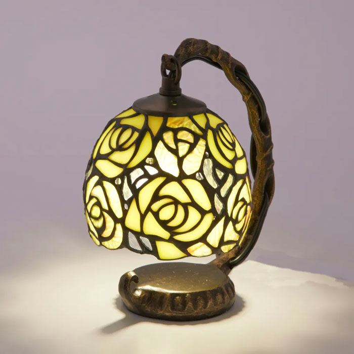 サイズ幅12×高さ18cm材質ガラス、アイアン備考電球：10wx1 (E12)　LED電球付属 中間スイッチ式　かわいいイエローローズのステンドランプ。お部屋のアクセントに