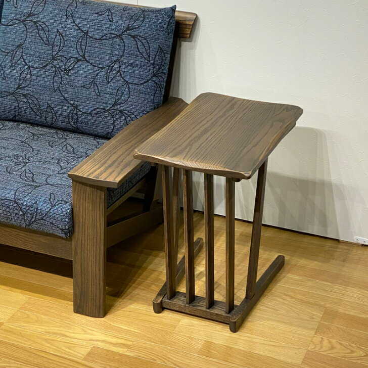 商品情報サイズ幅 55cm 奥行き 35cm 高さ 57cm材質オーク無垢（ウレタン塗装）商品説明塗装仕上げは「ぼかし技法」を取り入れ、アンティーク風に仕上げています。サイドテーブル テーブル オーク無垢 飛騨家具 日本製 国産家具 和モダン 和家具 おしゃれ ソファサイドテーブル 和室 ナイトテーブル ベッドサイドテーブル【送料無料】『楓雅』サイドテーブル ★飛騨家具ならではの技法と風合いを生かしたオーク無垢のサイドテーブル★ 11