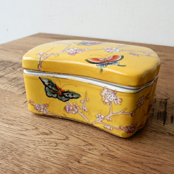 小物入れ ふた付き 陶器 シノワズリ アクセサリーケース 蓋付き 小物収納 卓上 収納ボックス おしゃれ 和モダン インテリア 玄関 鍵入れ 印鑑入れ リップ収納 薬入れ お数珠入れ 整理箱 小箱 黄色 イエロー 蝶 バタフライ 【人気商品】陶ボックス　黄色 2