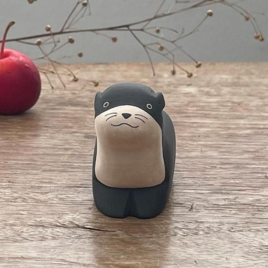 カワウソ かわうそOtter オッター 木彫り 置物 アニマル かわいい オーナメント 動物雑貨 おしゃれ 木製小物 オブジェ インテリア雑貨 アジアン雑貨 インドネシア プレゼント 贈り物 ギフト【お買得品】カワウソの木彫り [2]