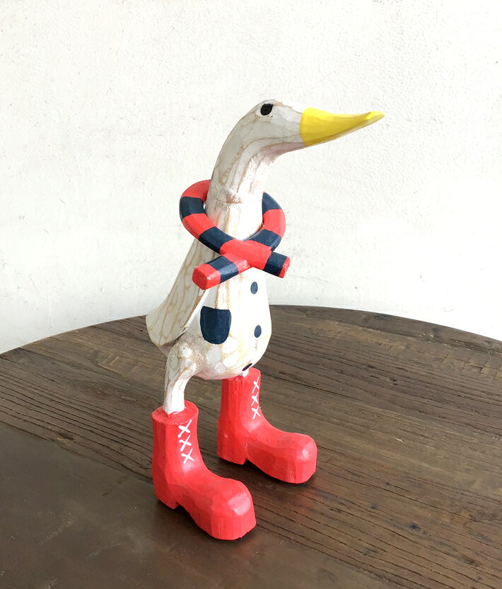 置き物 置物 木彫り 木彫りの置物 インテリアオブジェ かわいい あひる アヒル ダック マフラー 冬 プール アニマル 動物 デザイン 雑貨 大人気 アンティーク レトロ 贈り物 プレゼント【人気商品】マフラーダック [2]