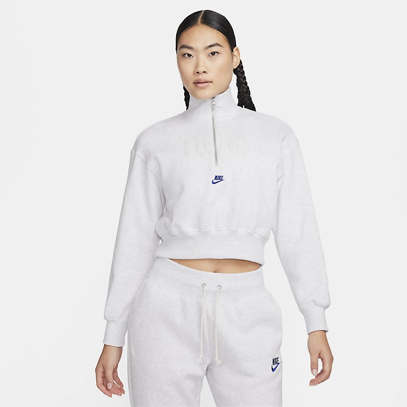 送料無料 ナイキ スウェットシャツ レディース NIKE 裏起毛 トレーナー ショート丈 オーバーサイズ ハーフジップ ハイネック 保温 レディースウェア ブランド グレー系 女性用 スポーティ スエット 秋冬 スポーツアパレル スポーツウェア/FQ7980-051のサムネイル