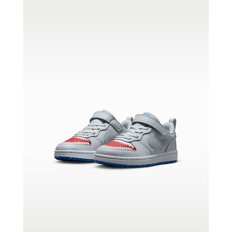 ◆ 商品詳細情報 ◆ ブランド ナイキ NIKE 商品番号 IO1663-001 カラー (001)ピュアプラチナム/ユニバーシティレッド/ゲームロイヤル/ウルフグレー サイズ 16.5cm 17.0cm 17.5cm 18.0cm 18.5cm 19.0cm 19.5cm 20.0cm 20.5cm 21.0cm 21.5cm 22.0cm 素材 【アッパー】合成皮革+合成繊維 【アウトソール】ゴム底 原産国 インド製 ◆画像のカラーについて◆ 商品画像のカラーにつきましては、PC、モバイルなど閲覧環境等により実物のカラーと多少異なることもございます。 予めご理解のうえご注文を賜りますようお願いいたします。 ギフト対応 ※メーカー希望小売価格はメーカーサイトに基づいて掲載しています (記載価格が税抜き価格になっている場合もございます)【ナイキ NIKE / キッズ / スニーカー】 ◆　商　品　説　明 ◆ □□□当店で販売しております商品はすべて【正規取扱品】です□□□ ナイキ(NIKE)から、キッズシューズ「コート ボロー LOW」です。 水中に潜む新しい仲間と、思い切り楽しもう。 バスケットボールにインスパイアされた、普段使いにぴったりのシューズが登場。 キッズの小さな足に合わせてデザインを一新しました。 トゥボックスにゆとりを持たせた設計。 伸縮性のあるシューレースと面ファスナーストラップで着脱も簡単です。 ●特長 ・耐久性に優れた合成皮革をアッパーに使用し、一日中履ける快適さを確保。 ・ラバーソールはカップソールの縁全体を縫い付け、優れた耐久性を実現。 ・サイドの通気孔で通気性を強化。 ●商品の詳細 ・伸縮性のあるシューレース ・面ファスナー付き ■若干の箱潰れや箱破れ、汚れがある場合がございます。予めご了承くださいませ。