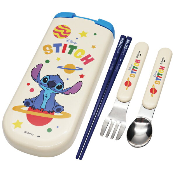 商品名 スティッチ STITCH (ディズニー) スライド式トリオセット サイズ ケース：約19.7×8.4×1.8cm 箸の長さ：約16.2cm スプーン：約全長13.7cm フォーク：約全長13.5cm 素材 フタ・箸 ：AS樹脂(耐熱温度：100℃) 本体：ABS樹脂(耐熱温度：100℃) 中皿 ：ポリプロピレン(耐熱温度：140℃) スプーン・フォーク先端：ステンレス鋼 商品説明 2025年 初夏 実写映画公開！ その愛らしさでスティッチ・ブームを巻き起こした「リロ＆スティッチ」がキュートなモフモフになって帰ってきます☆ Disneyのランチシリーズにかわいい『スティッチ 』(STITCH )ランチシリーズが登場しました☆ お子様にぴったりのランチグッズです。 このカトラリーセットは、入園入学時にそろえておきたいフォーク、スプーン、お箸がかわいいケースにまとまりました。 ●お子様が使いやすいフォーク・スプーン・お箸がついたカトラリーセット。 ●ケースは指で引き出すスライド式で衝撃に強く丈夫な構造。 ●ケースが3つ(フタ、本体、本体中部分)に分解できて洗いやすい。 ●お箸の先端はおかずを掴みやすいすべり止め付き。 ●スプーンとフォークの先端は長く使えるステンレス製。 ●安心の日本製。 遊び心溢れるおしゃれな『スティッチ 』(STITCH )ランチシリースで毎日のお食事タイムがいっそう楽しくなります♪ ＊食器洗い乾燥機は使用可能です。 日本製 ＊＊食器洗い乾燥機のご使用につきまして＊＊ ●ご使用される洗剤により、絵柄の部分が変色、脱色する恐れがございます。 ご使用される洗剤の表示及び取扱説明書を十分に確認してからご使用ください。 ●絵柄の部分にキズがつきますと、その部分から洗剤や油分が浸透し、絵柄の部分が剥がれる恐れがございますのでご注意ください。 ＊＊ご注意くださいませ＊＊ ステンレス部分は多少のキズのように見える部分がございますが 製造過程にてどうしてもできてしまうものですので、 良品でございます事を予めご了承くださいませ。 フォーク・スプーンの持ち手(プラスチック)部分にキズのように見える部分がございますが製造過程にてどうしてもできてしまう成形跡ですので、良品でございます事を予めご了承くださいませ。 『ディズニーシリーズ』のランチグッズはこちらから ▶他のオススメ商品・関連商品はこちら&ensp;&ensp;&ensp;&ensp;&ensp;&ensp;&ensp;&ensp;&ensp;&ensp;&ensp;&ensp;&ensp;&ensp;&ensp;