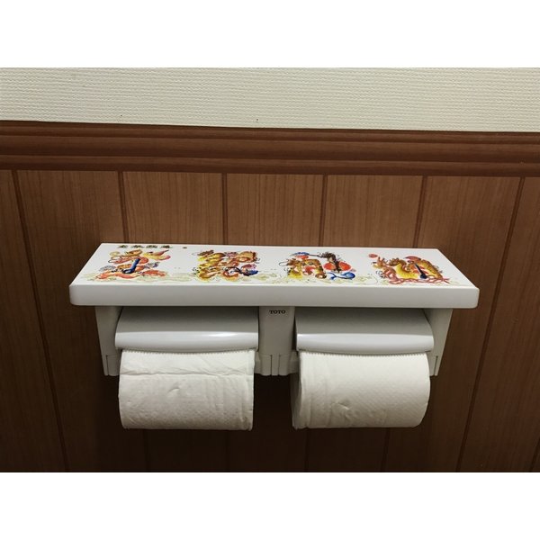 開運風水花文字、TOTO ＃NW（ホワイト）　棚付二連紙巻器 にお客様好きな花文字を書きます。贈り物最適 「トイレ風水金運法」横浜中華街から発送,