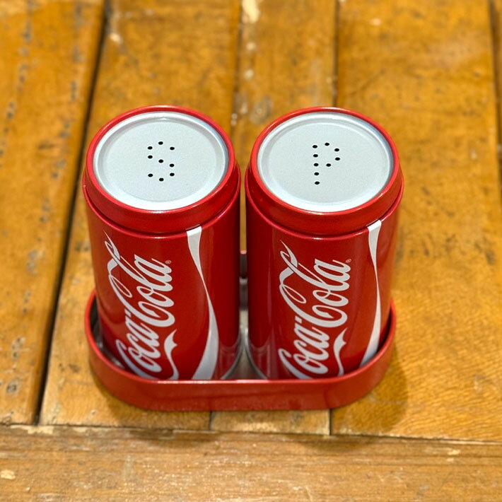 【決算クーポン】コカ・コーラ ソルト＆ペッパーシェーカー ロゴデザイン 　トレイ付き レッド 缶コーラ 塩 コショウ 調味料入れ 食卓 キッチン ソルトボックス ケース 入れ物 アメリカン雑貨 コーラ インテリア アウトドア キャンプ Coca-Cola Salt and Pepper Shaker 3