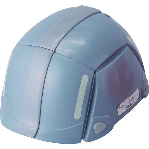 ★特徴★ 収納性、携帯性に優れた防災用折りたたみヘルメットです。机の引き出しやビジネスバッグに収納しやすい超薄型サイズです。 ★用途★ 防災用。 ★商品スペック★ 仕様・規格 色：グレー サイズ(cm)：52〜61 仕様・規格2 厚生労働省保護帽の規格「飛来・落下物用」国家検定合格品 折りたたみ時寸法：345×195×80mm 立体時寸法：275×145×208mm 材質／仕上 帽体：PP+PE樹脂 帽体中央カバー：ABS樹脂 入数 1個 質量・質量単位 430g 製造国 日本 品番 NO100-GY JANコード 4962087108429 メーカー名 （株）トーヨーセーフティ（旧東洋物産工業（株））