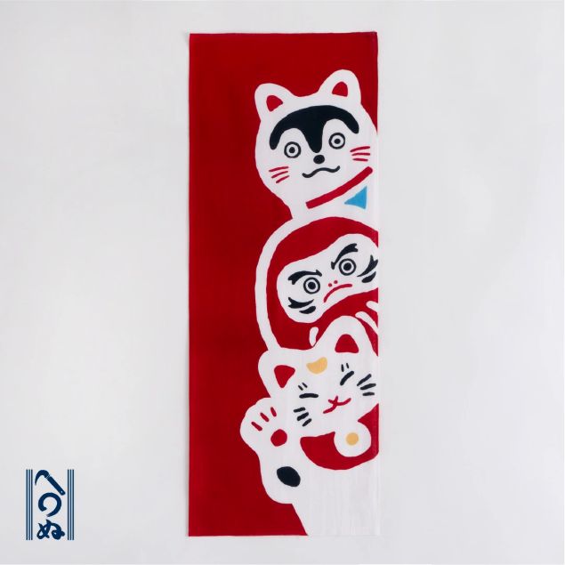 手ぬぐい 日本製 かまわぬ 「見守り招き福」 猫 だるま 犬 福 縁起 正月 魔除け 縦柄 綿 晒 生地 注染 手ぬぐい サイズ タペストリー インテリア 飾る 土産 ギフト プレゼント 贈り物 伝統 工芸 japan tenugui 手拭い 和 日本 てぬぐい 専門 正規品 わびすけ メール便