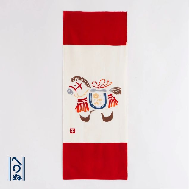 手ぬぐい 日本製 かまわぬ 「飾り馬」 午 うま 馬 午年 干支 十二支 2026 縁起 正月 縦柄 綿 晒 生地 注染 手ぬぐい サイズ タペストリー インテリア 飾る 土産 ギフト プレゼント 贈り物 工芸 japan tenugui 手拭い 和 日本 てぬぐい 専門 正規品 わびすけ メール便