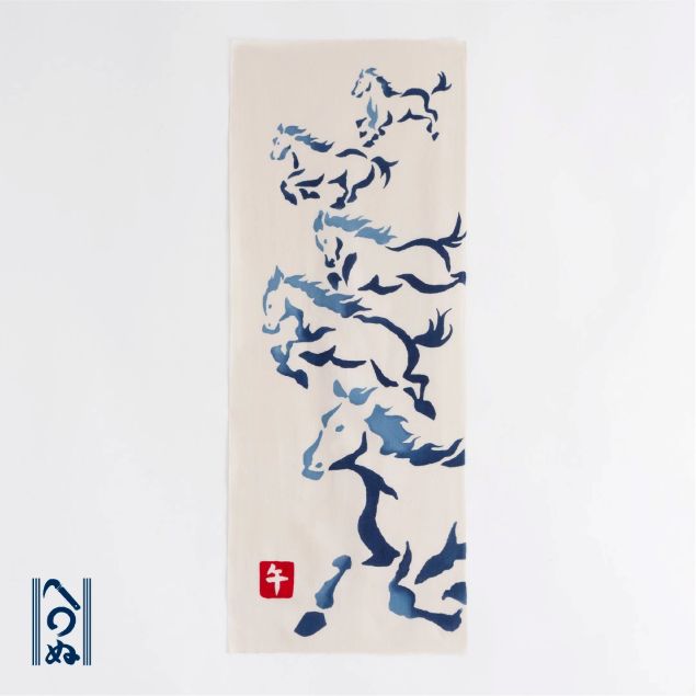 手ぬぐい 日本製 かまわぬ 「駆け馬」 午 うま 馬 午年 干支 十二支 2026 縁起 正月 縦柄 綿 晒 生地 注染 手ぬぐい サイズ タペストリー インテリア 飾る 土産 ギフト プレゼント 贈り物 工芸 japan tenugui 手拭い 和 日本 てぬぐい 専門 正規品 わびすけ メール便