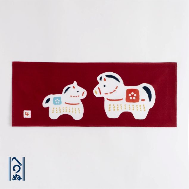 手ぬぐい 日本製 かまわぬ 「見守り馬」 午 うま 馬 午年 干支 十二支 2026 縁起 正月 横柄 綿 晒 生地 注染 手ぬぐい サイズ タペストリー インテリア 飾る 土産 ギフト プレゼント 贈り物 工芸 japan tenugui 手拭い 和 日本 てぬぐい 専門 正規品 わびすけ メール便