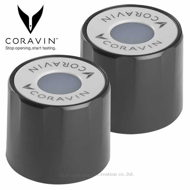 世界初！コルクを抜かずにワインが注げる革新的ツール「コラヴァン（CORAVIN）」がスクリューキャップのワインにも使用できる「コラヴァン専用スクリューキャップ」です。 ボトルのスクリューキャップを外したら、代わりに「コラヴァン スクリューキャップ」を時計回りに締めて準備完了。 キャップ上部のシリコン膜が天然のコルクと同様にコラヴァンのニードル（針）穴を自然にふさぐ働きをし、最長3か月間、ワインを酸化から守ります。また、ボトルが空いたら次のボトルに再利用頂けます。（シリコン膜は最大50回の抜き差しが可能です。） 四合瓶にも対応しているので、日本酒の保管にも便利です。 対応可能ボトル 世界で流通しているスクリューキャップ式ワインボトルのほとんどに対応しております。 ですが、以下のワインではご使用いただけませんのでご注意ください。 ※南オーストラリアの BK WINES シリーズ（ラージサイズに対応） ※日本企業と有名ワイナリーのコラボワイン（未対応） ※日本仕様のワインボトルは、使用できない場合がございます。 商品詳細 内　容：スタンダード2個セット サイズ：外形約33.5mm、内径約28.6mm、高さ約31mm 適応ボトル：日本国内流通のほとんどのスクリューキャップ式ワインに適応 注意事項 ※コラヴァン以外にはご使用できません。 ※取付がゆるい場合や、斜めの場合は、ワインが酸化したり、漏れる場合がございます。その際は付け直してください。 ※使用は最大50回となりますが、シリコンの劣化や経過日数によりご使用回数が少なくなる場合がございます。 ※発泡酒（スパークリングワイン、シャンパン、ビール等）及び炭酸飲料にはご使用できません。カテゴリトップ&nbsp;&gt;&nbsp;セーバー＆ストッパー&nbsp;&gt;&nbsp;CORAVIN&nbsp;&gt; スクリューキャップ スタンダード 2個セット 世界初！コルクを抜かずにワインが注げる革新的ツール「コラヴァン（CORAVIN）」がスクリューキャップのワインにも使用できる「コラヴァン専用スクリューキャップ」です。 ボトルのスクリューキャップを外したら、代わりに「コラヴァン スクリューキャップ」を時計回りに締めて準備完了。 キャップ上部のシリコン膜が天然のコルクと同様にコラヴァンのニードル（針）穴を自然にふさぐ働きをし、最長3か月間、ワインを酸化から守ります。また、ボトルが空いたら次のボトルに再利用頂けます。（シリコン膜は最大50回の抜き差しが可能です。） 四合瓶にも対応しているので、日本酒の保管にも便利です。 対応可能ボトル 世界で流通しているスクリューキャップ式ワインボトルのほとんどに対応しております。 ですが、以下のワインではご使用いただけませんのでご注意ください。 ※南オーストラリアの BK WINES シリーズ（ラージサイズに対応） ※日本企業と有名ワイナリーのコラボワイン（未対応） ※日本仕様のワインボトルは、使用できない場合がございます。